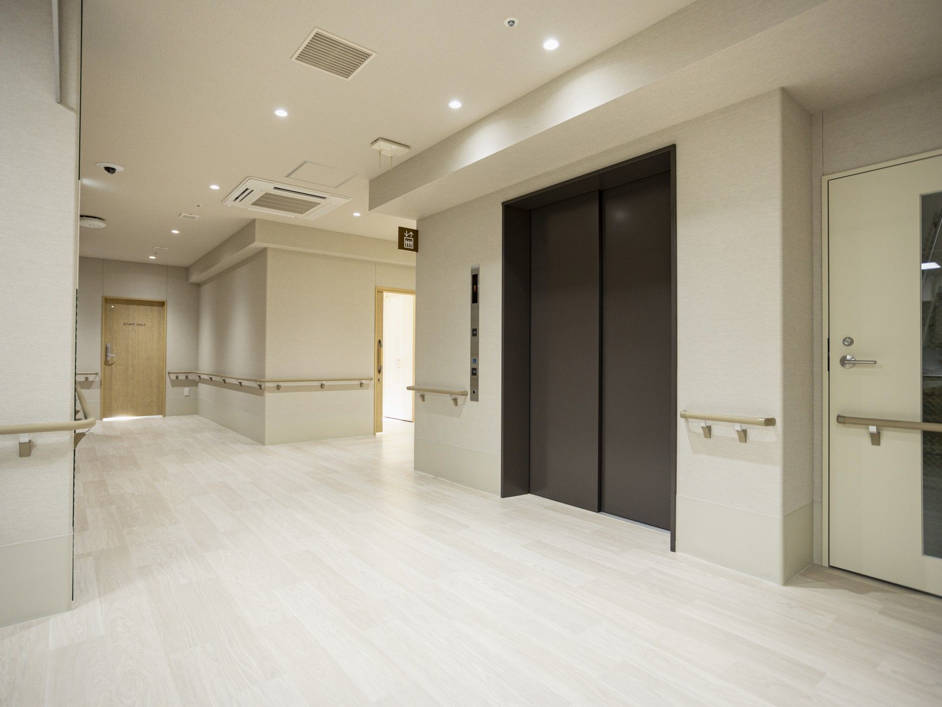 手すり付きの廊下