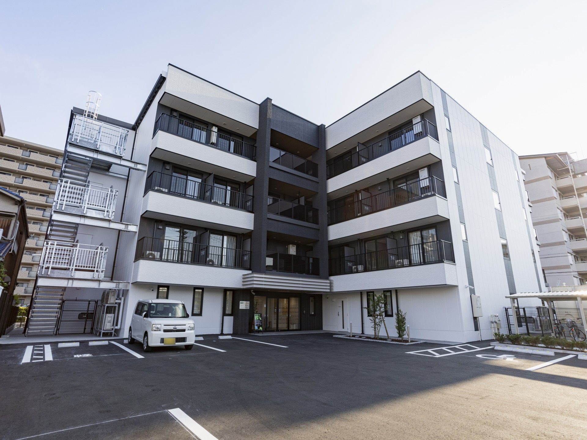 広い駐車場のある建物