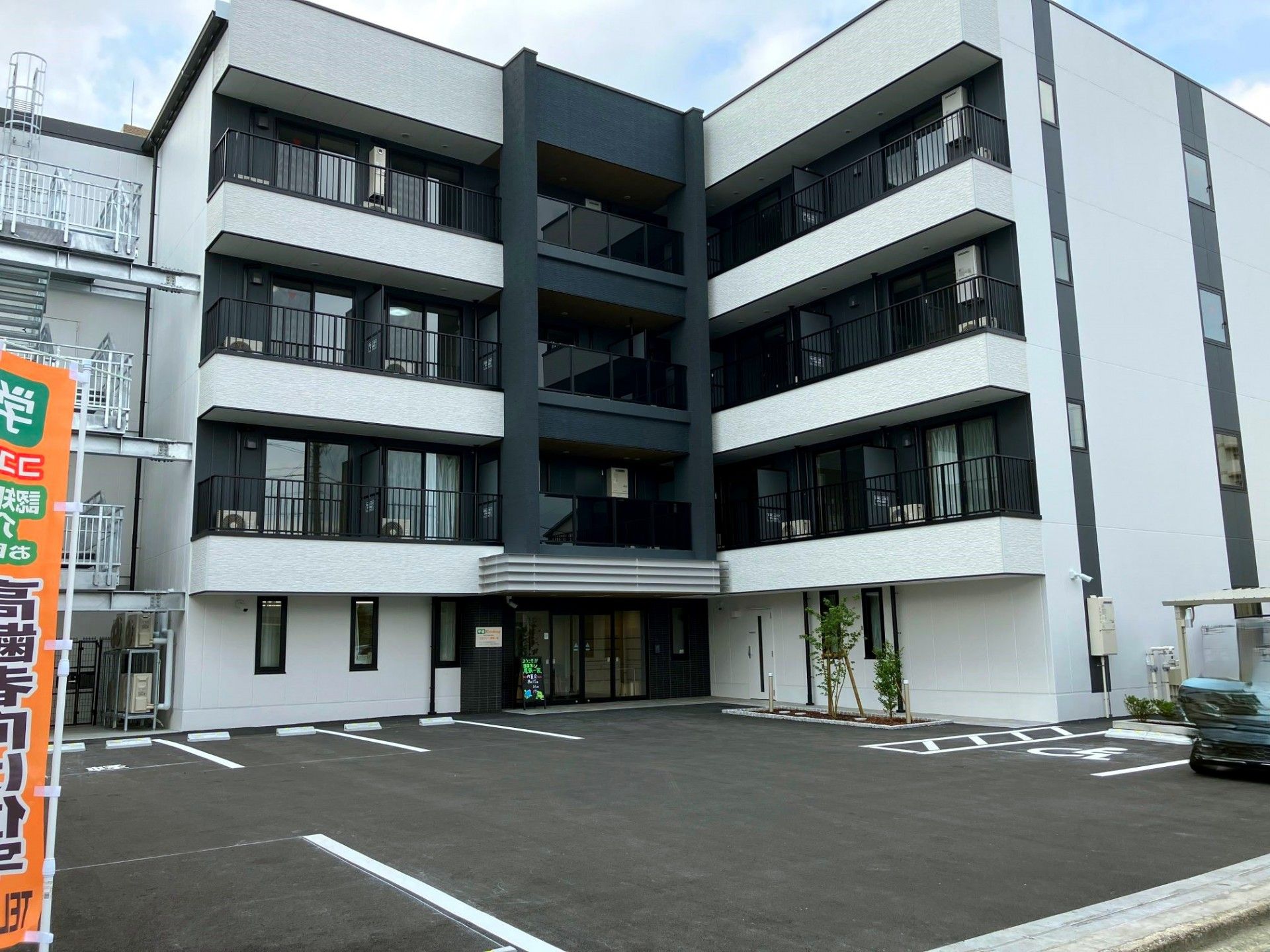 広い駐車場のある建物