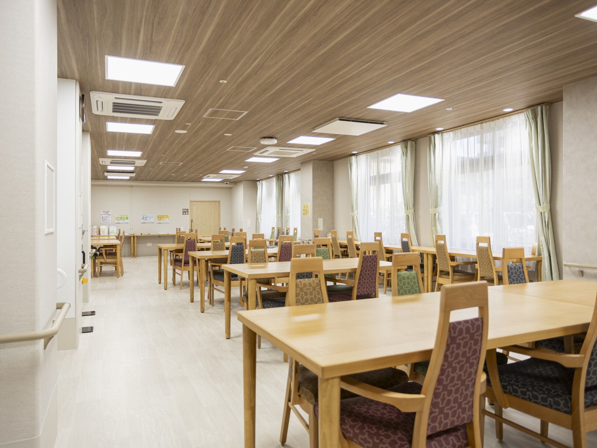 明るい食事スペース