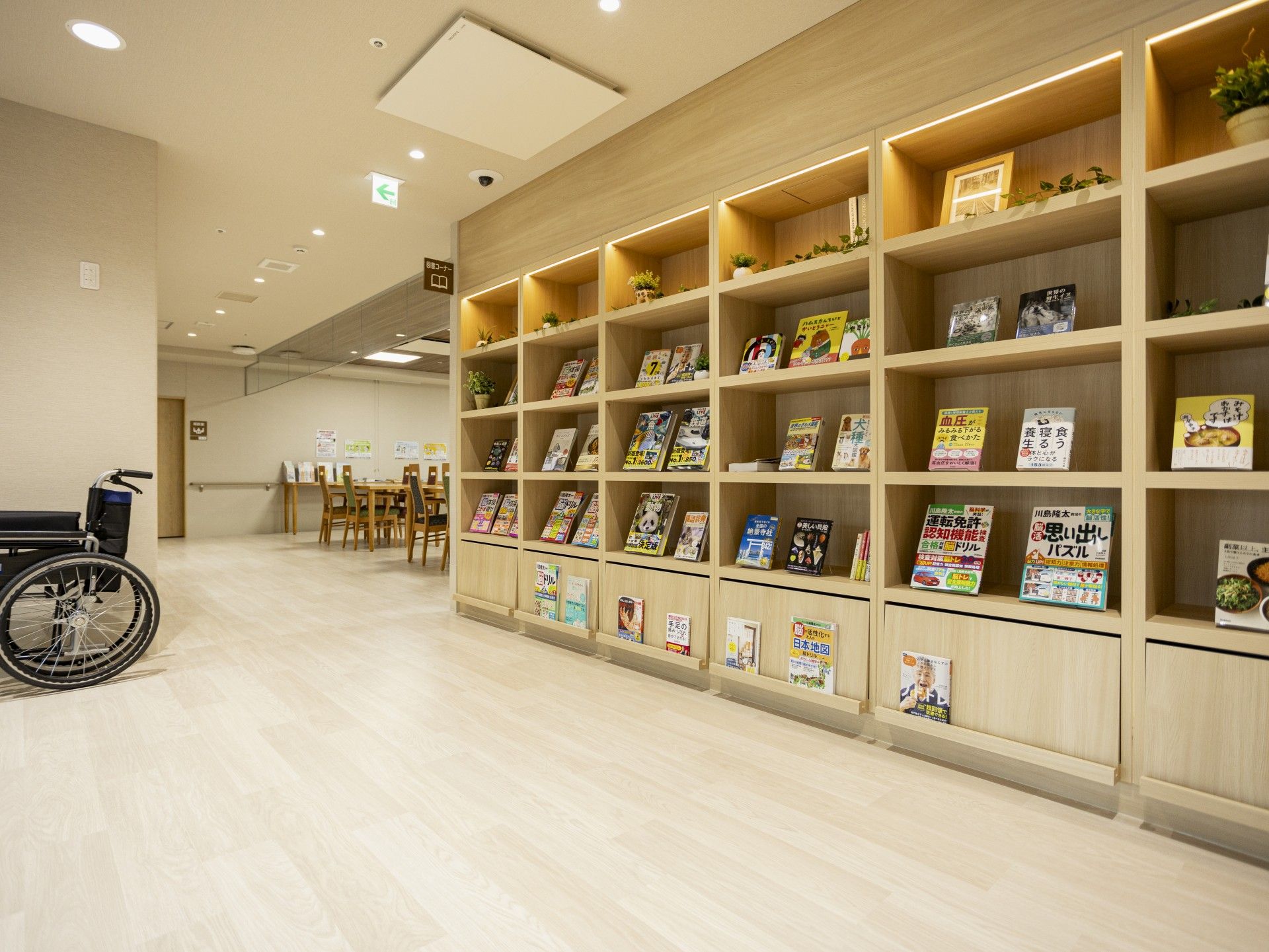 本棚と車椅子のある廊下