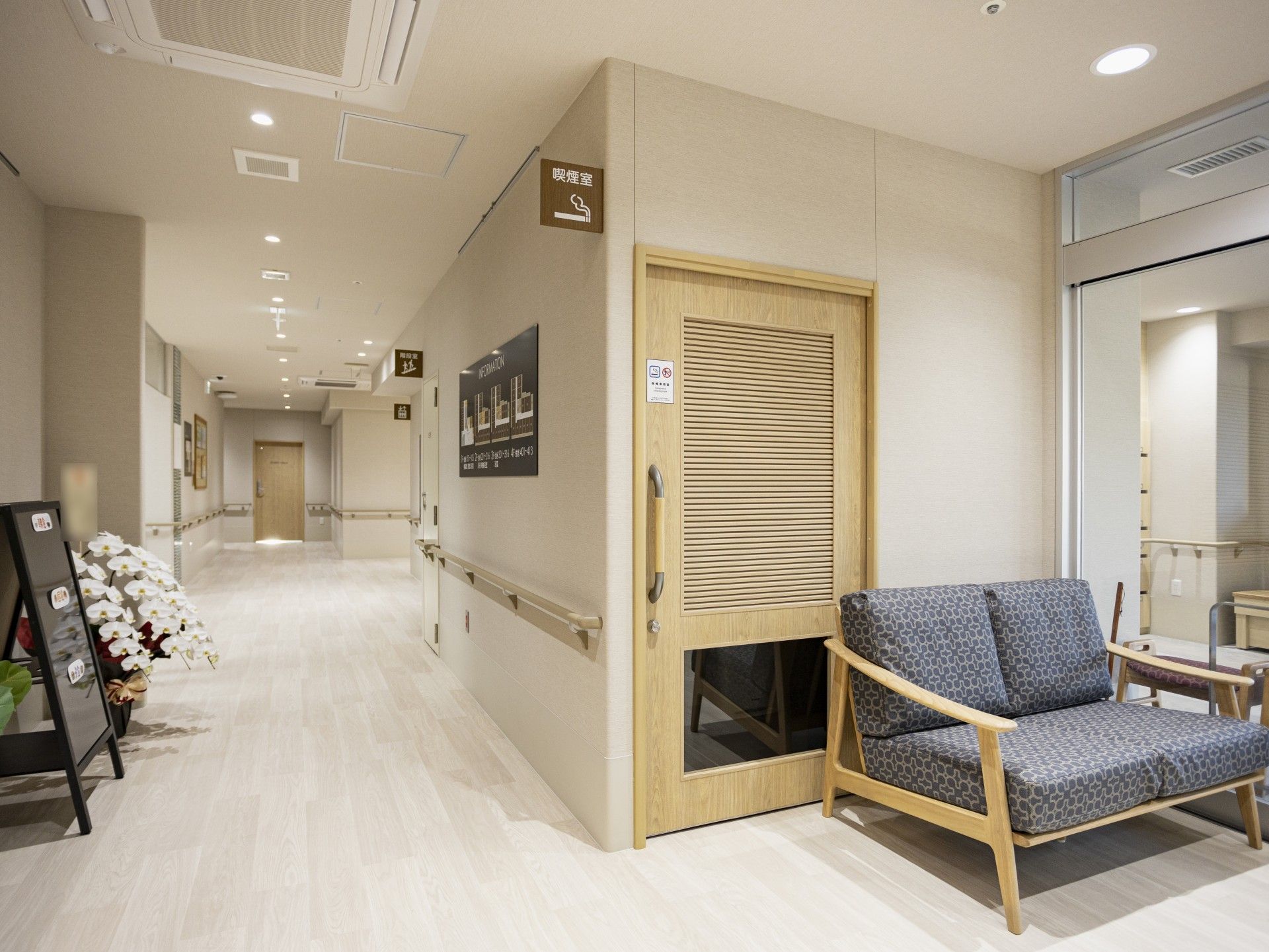 落ち着いた廊下と休憩スペース