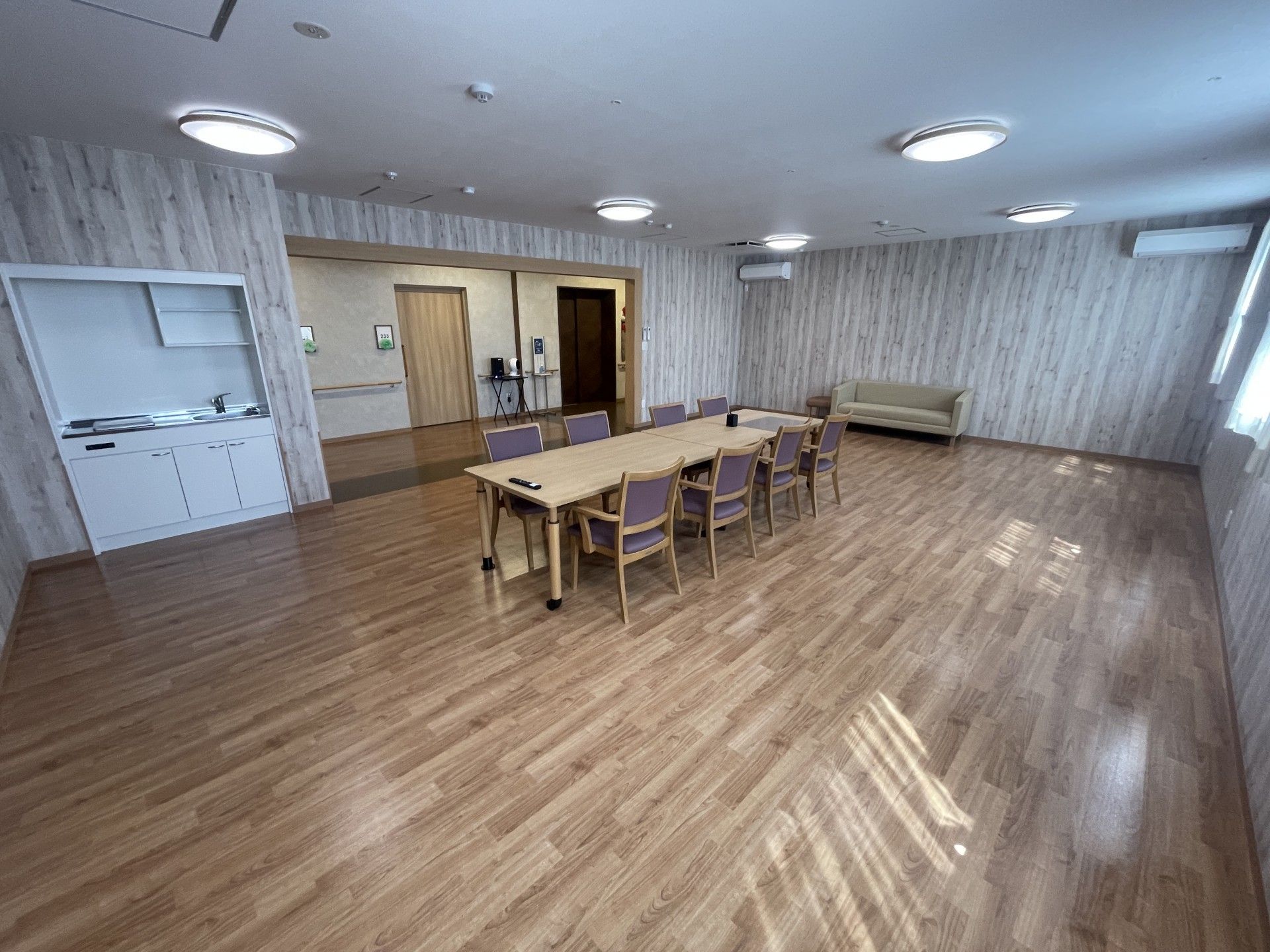 広いテーブルのある部屋