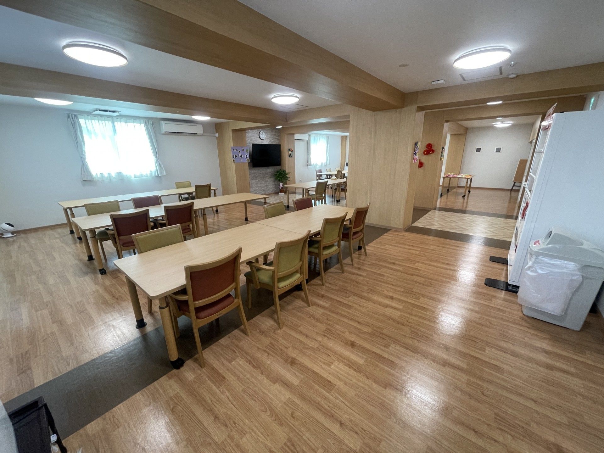 広いテーブルのある部屋