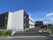 広い駐車場のある建物