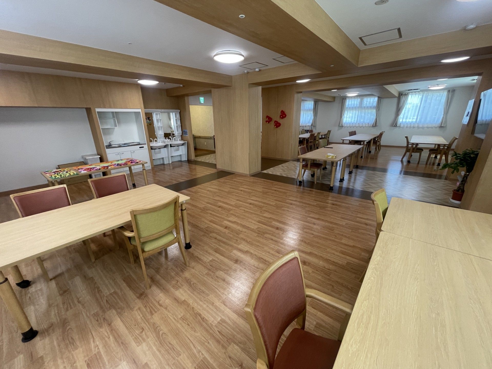 広々とした食事スペース