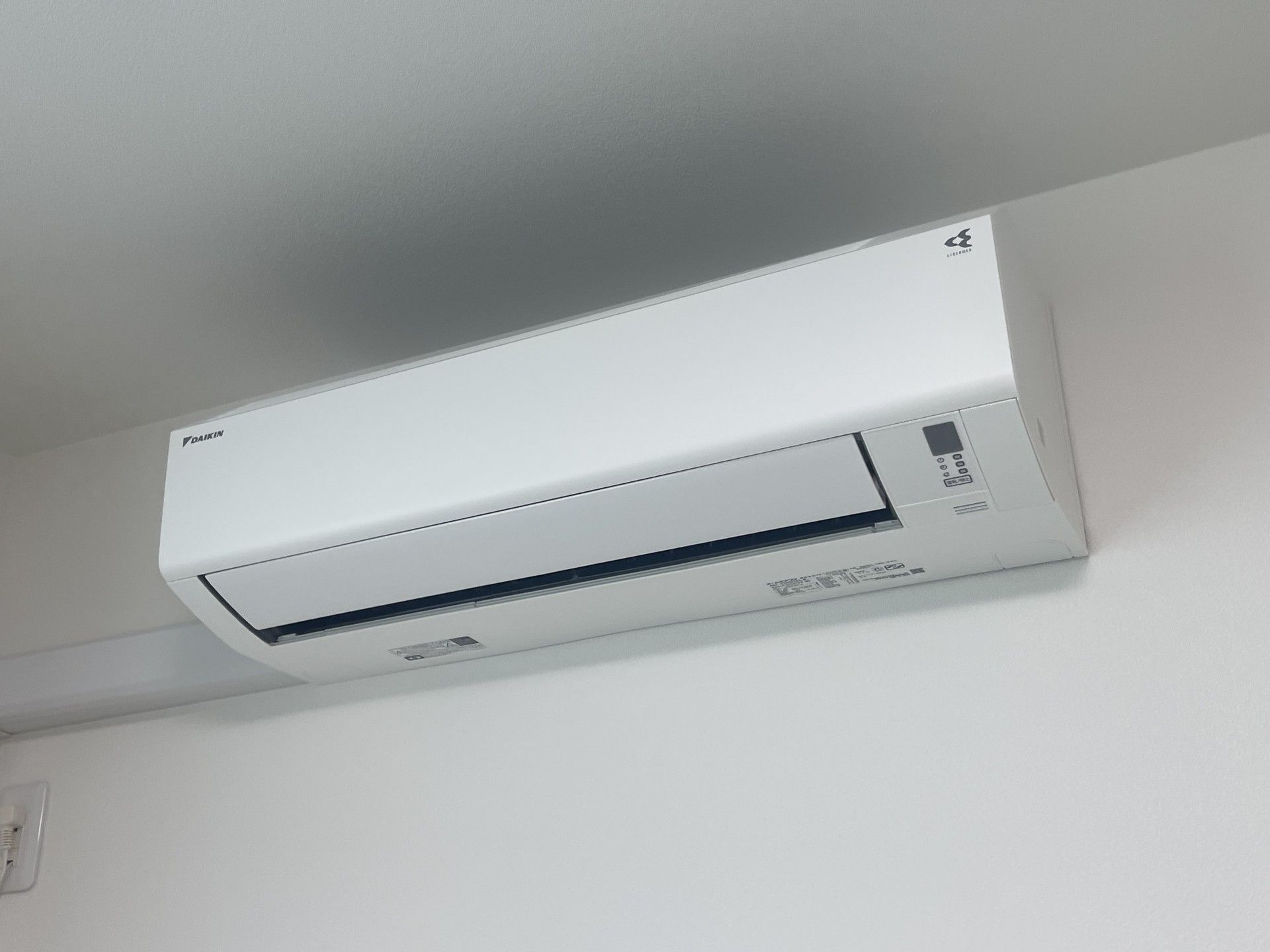 壁に設置された空調設備