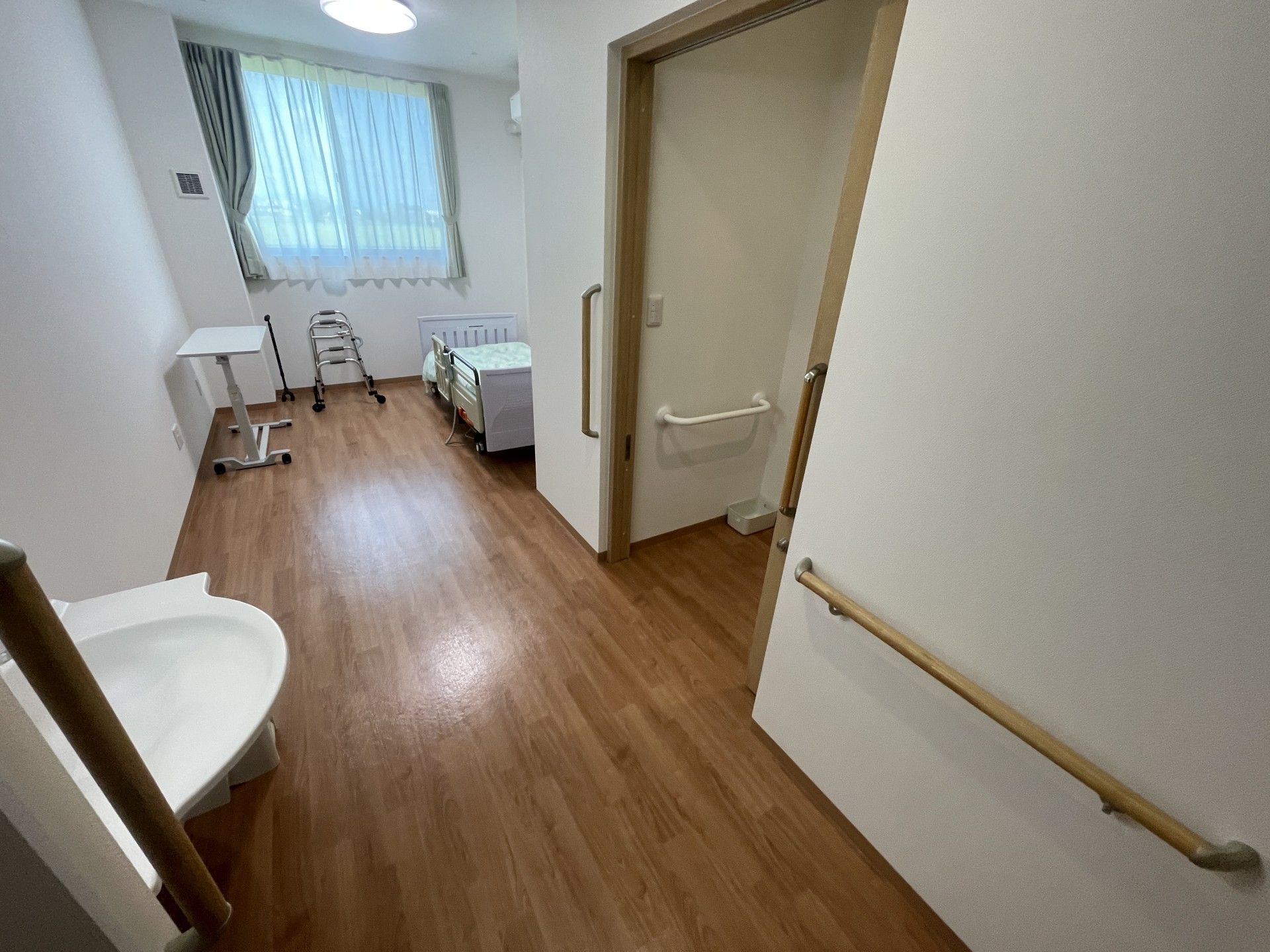 明るい個室の内部