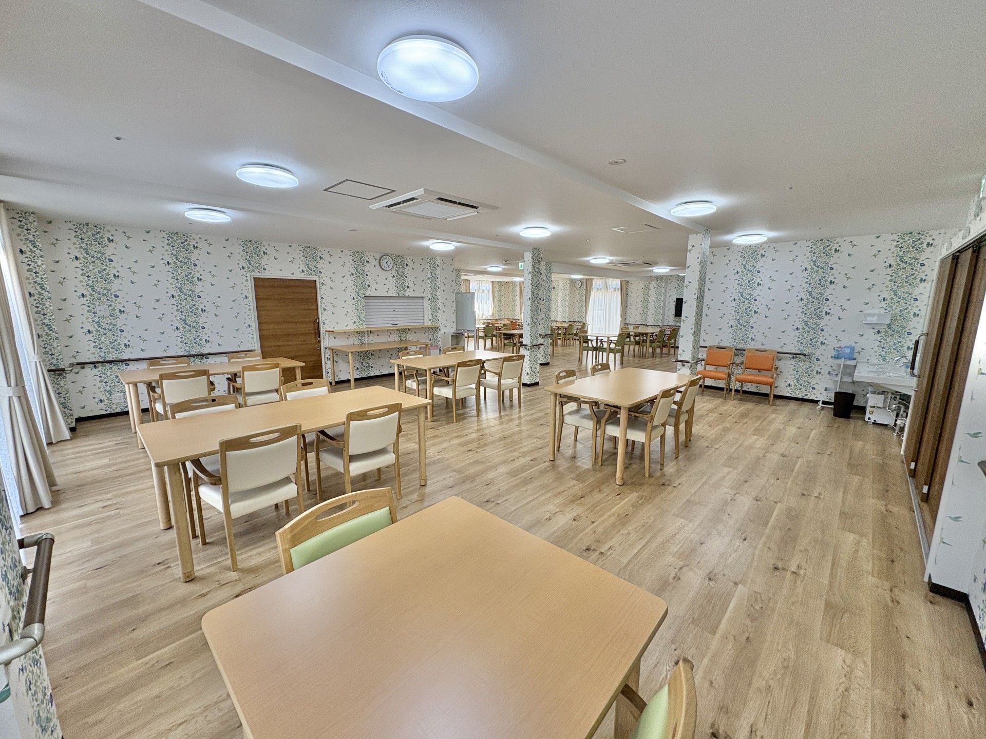 広々とした食事スペース