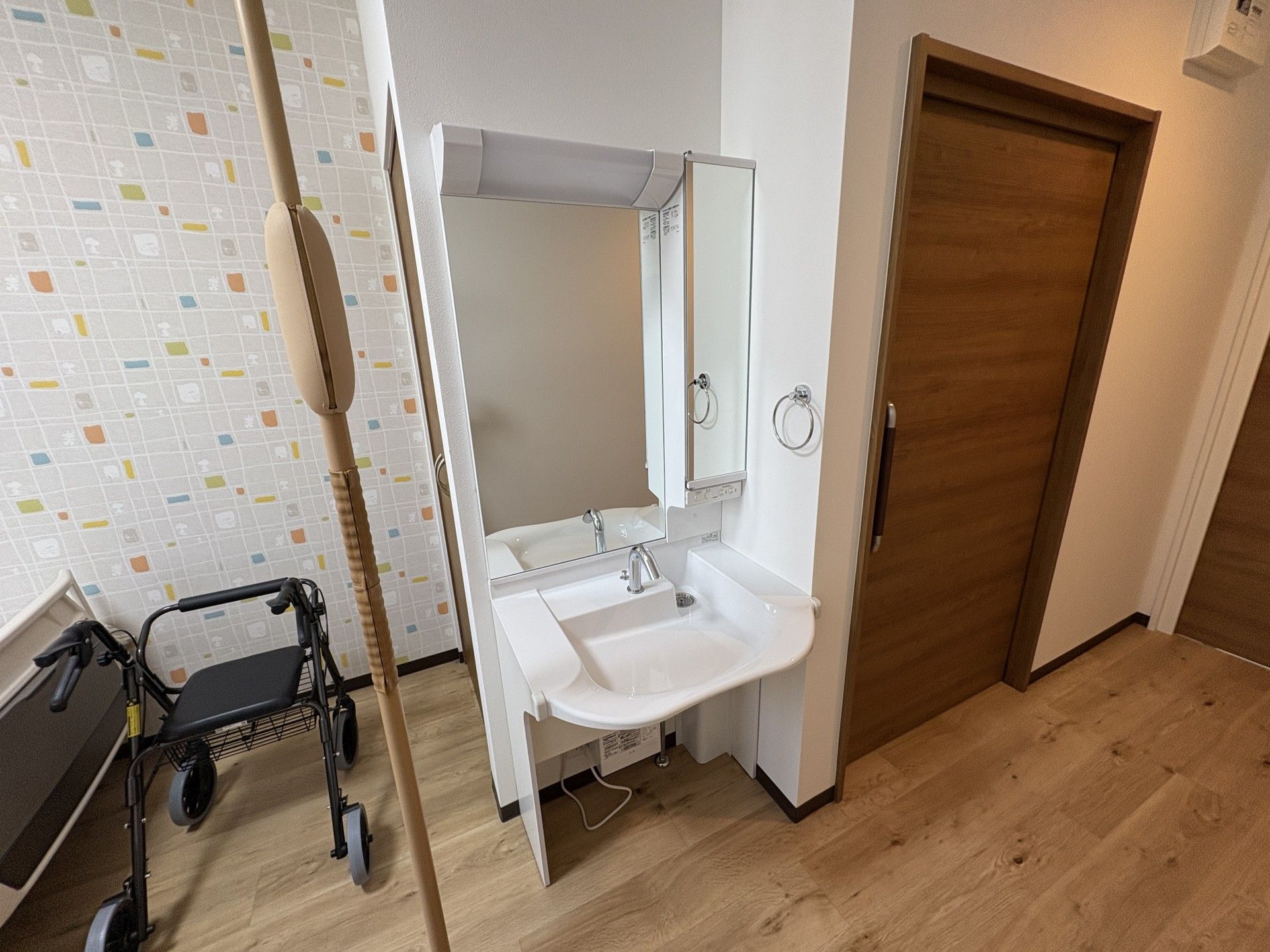 洗面台と手すりのある部屋