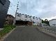静かな住宅街の建物外観