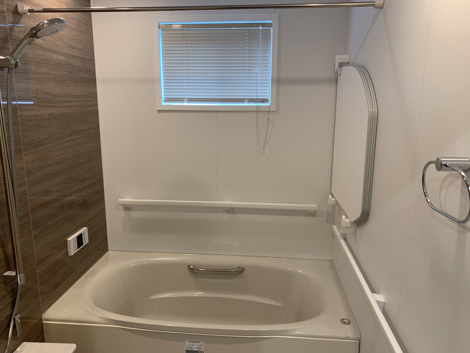 手すり付きの浴室