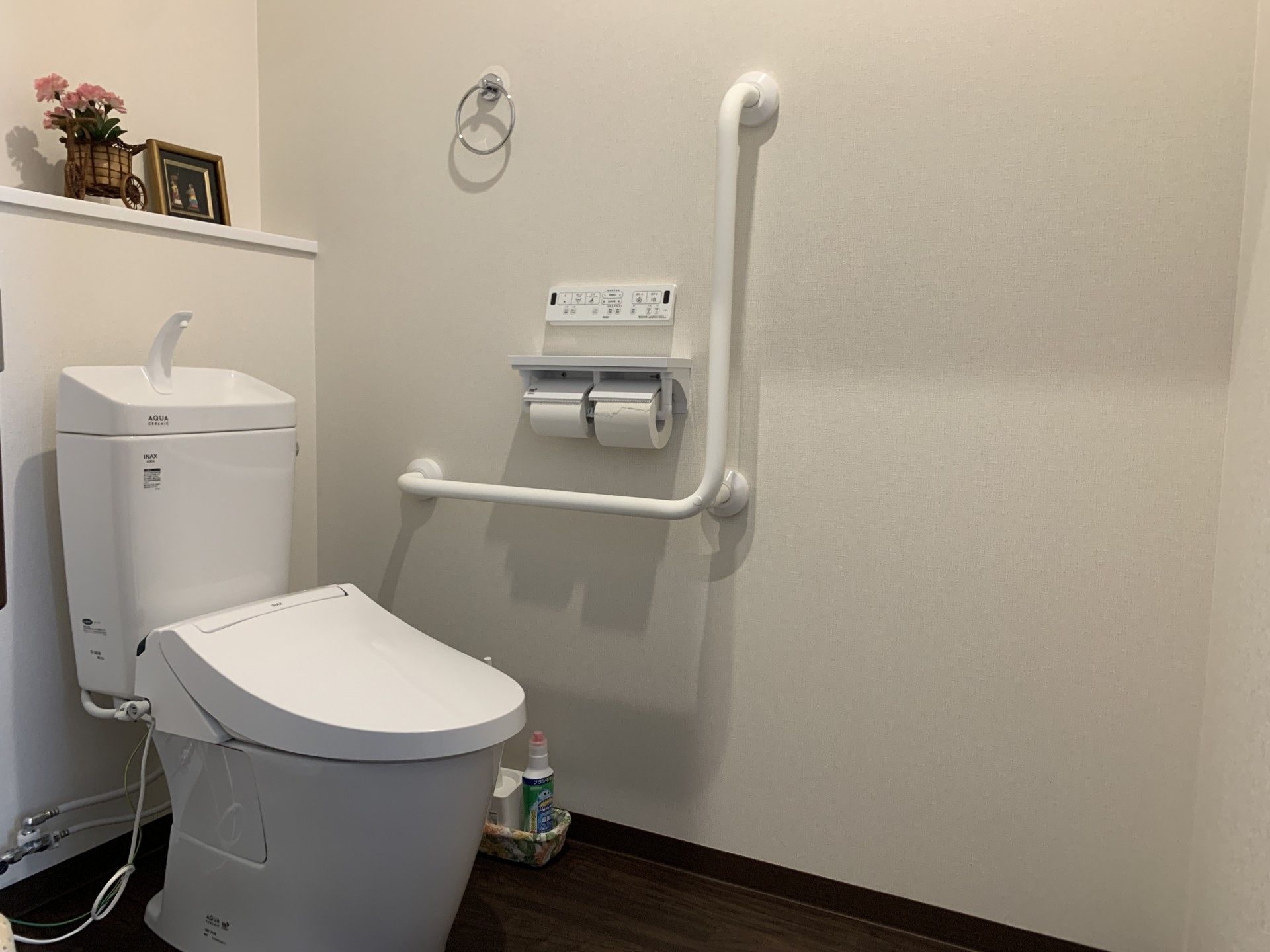 手すり付きのトイレ