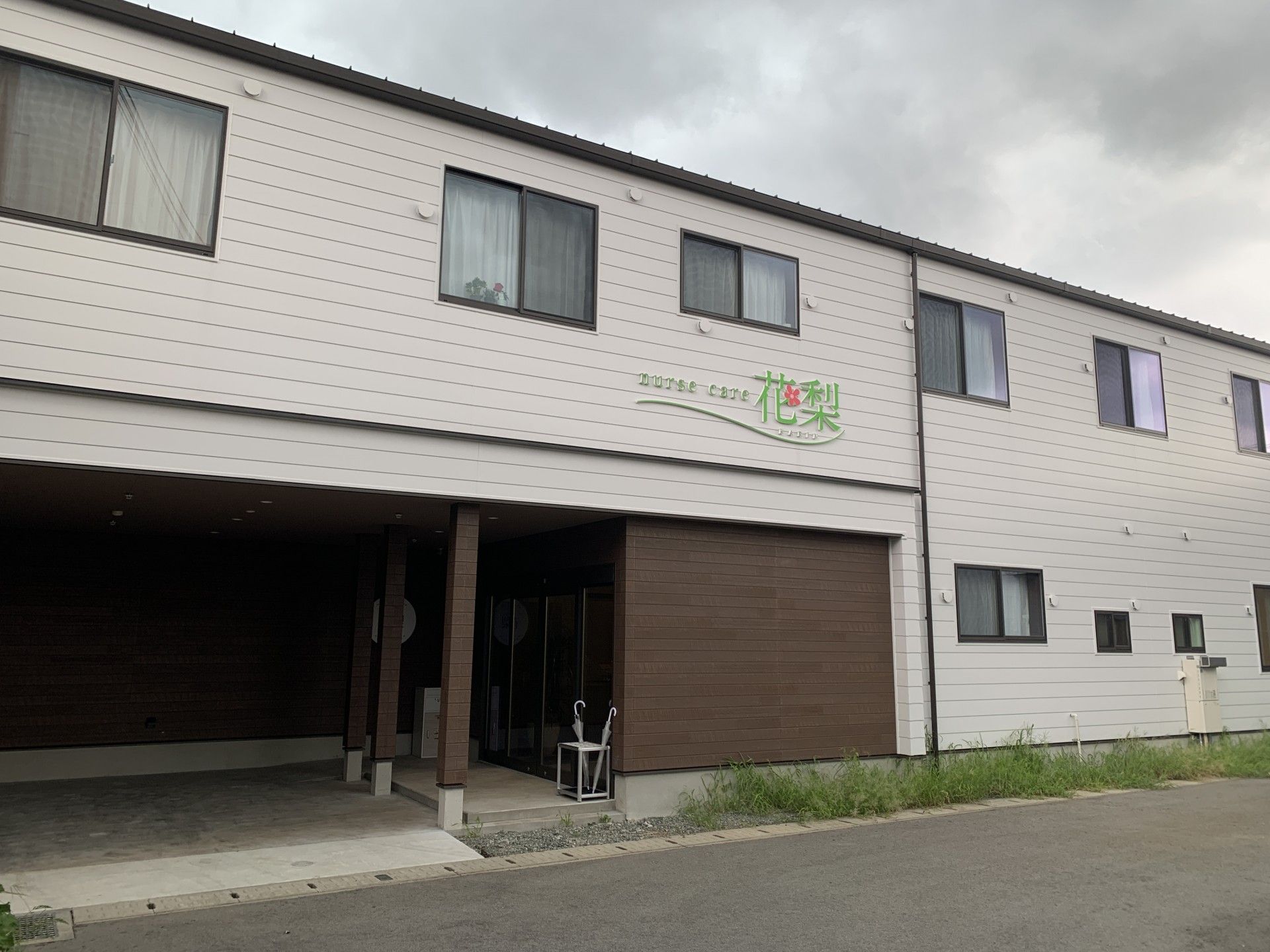 白い外壁の建物