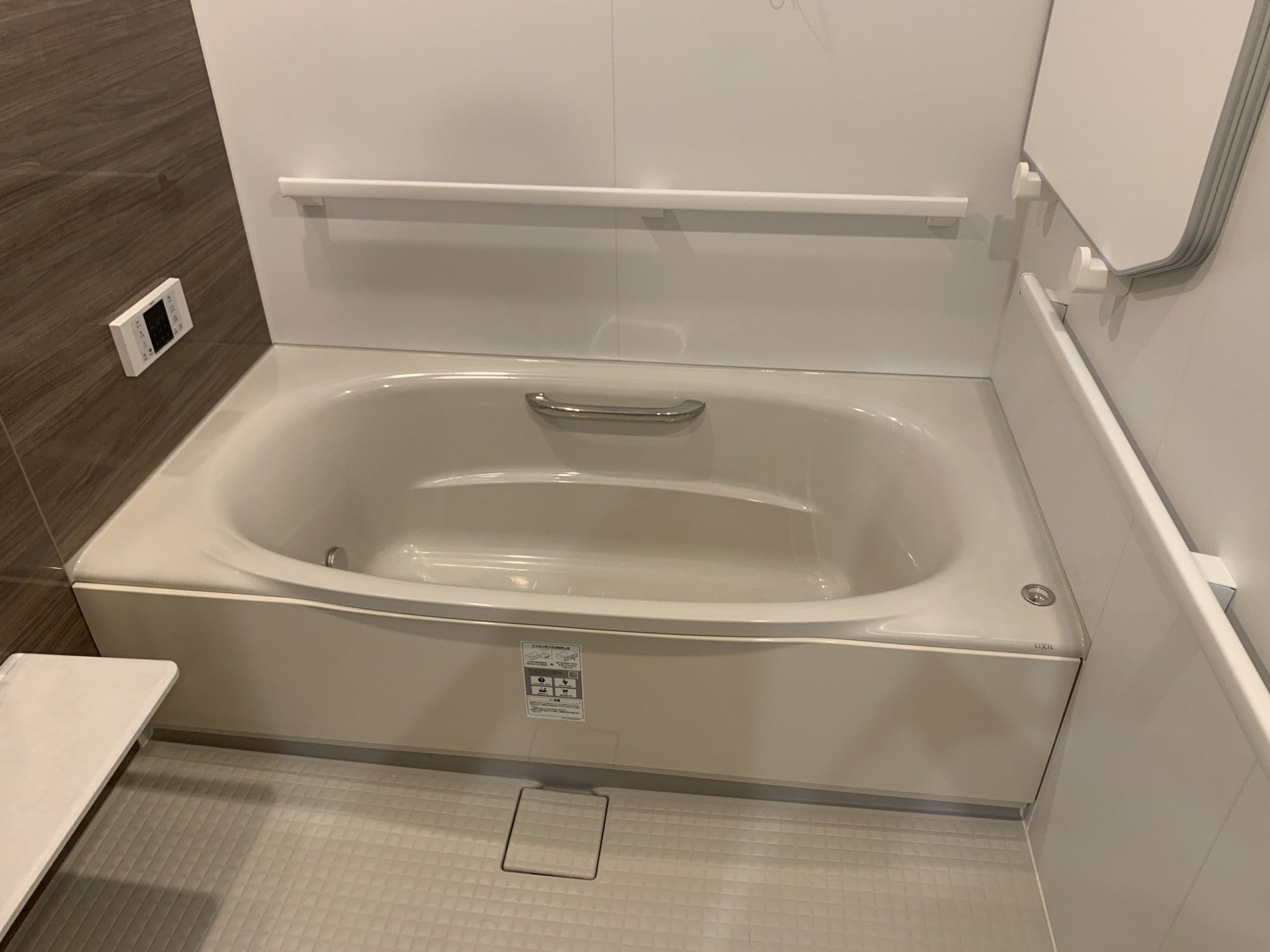 手すり付きの浴槽