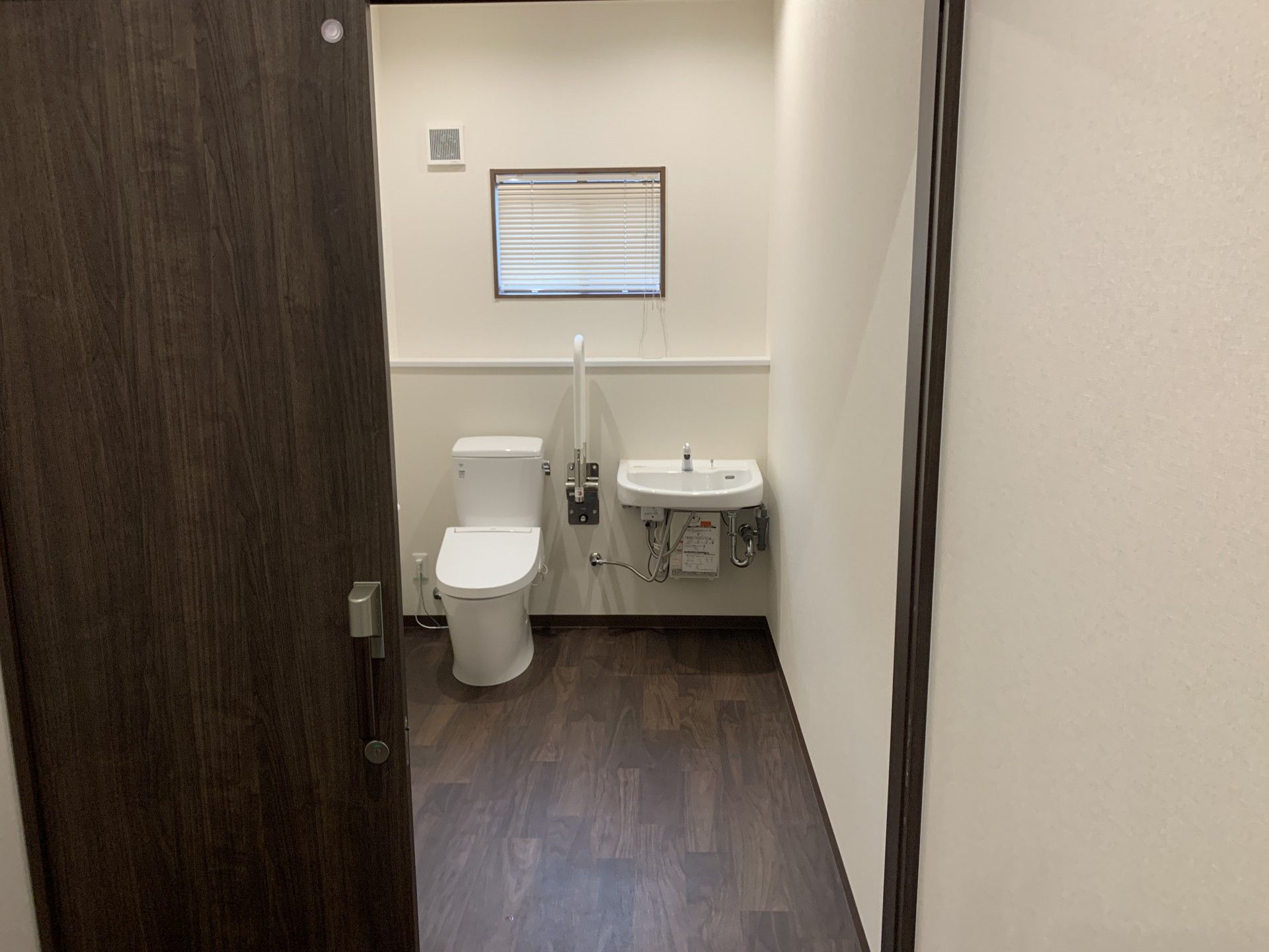 手すり付きのトイレ