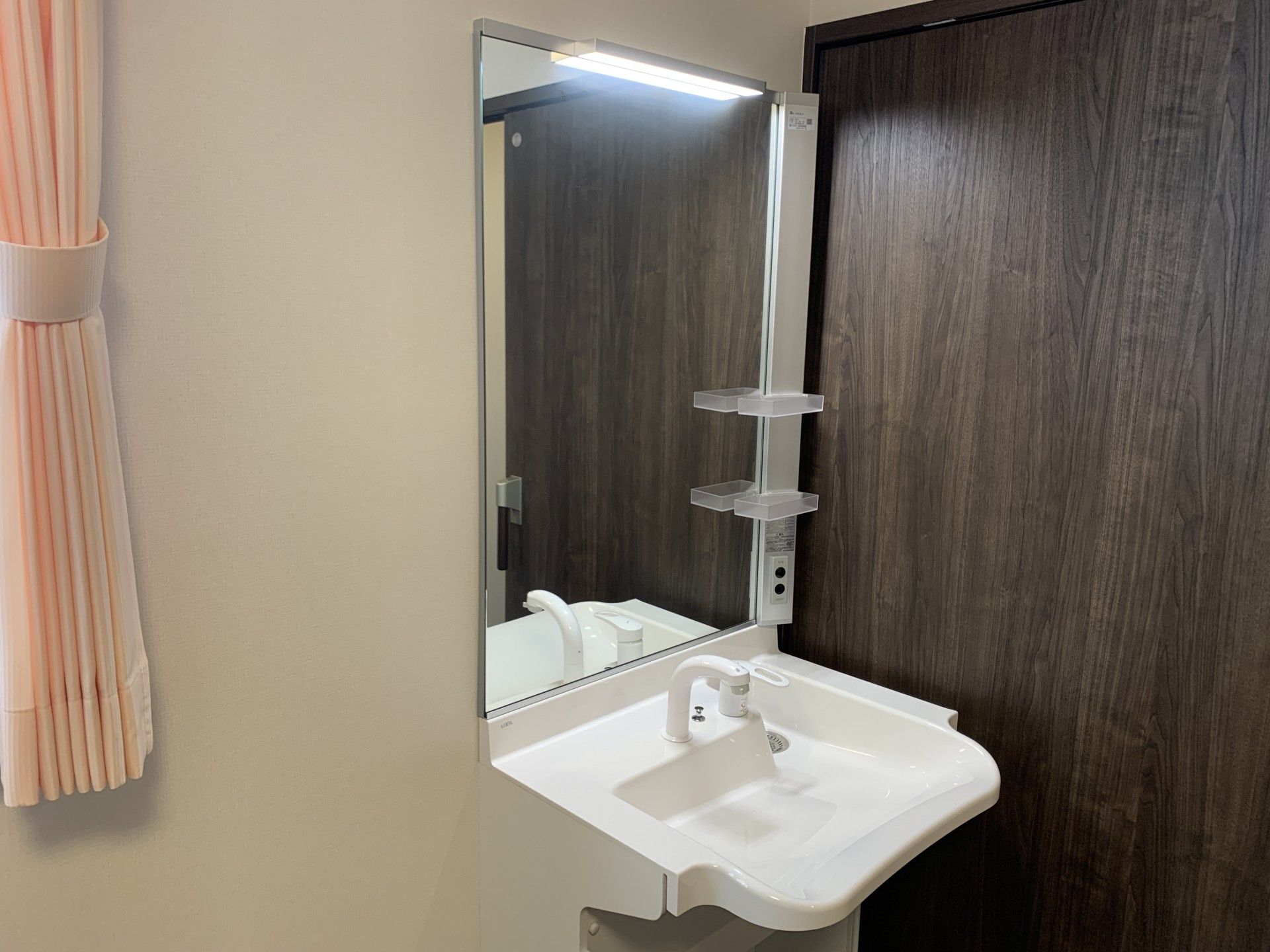 洗面台と鏡のある空間