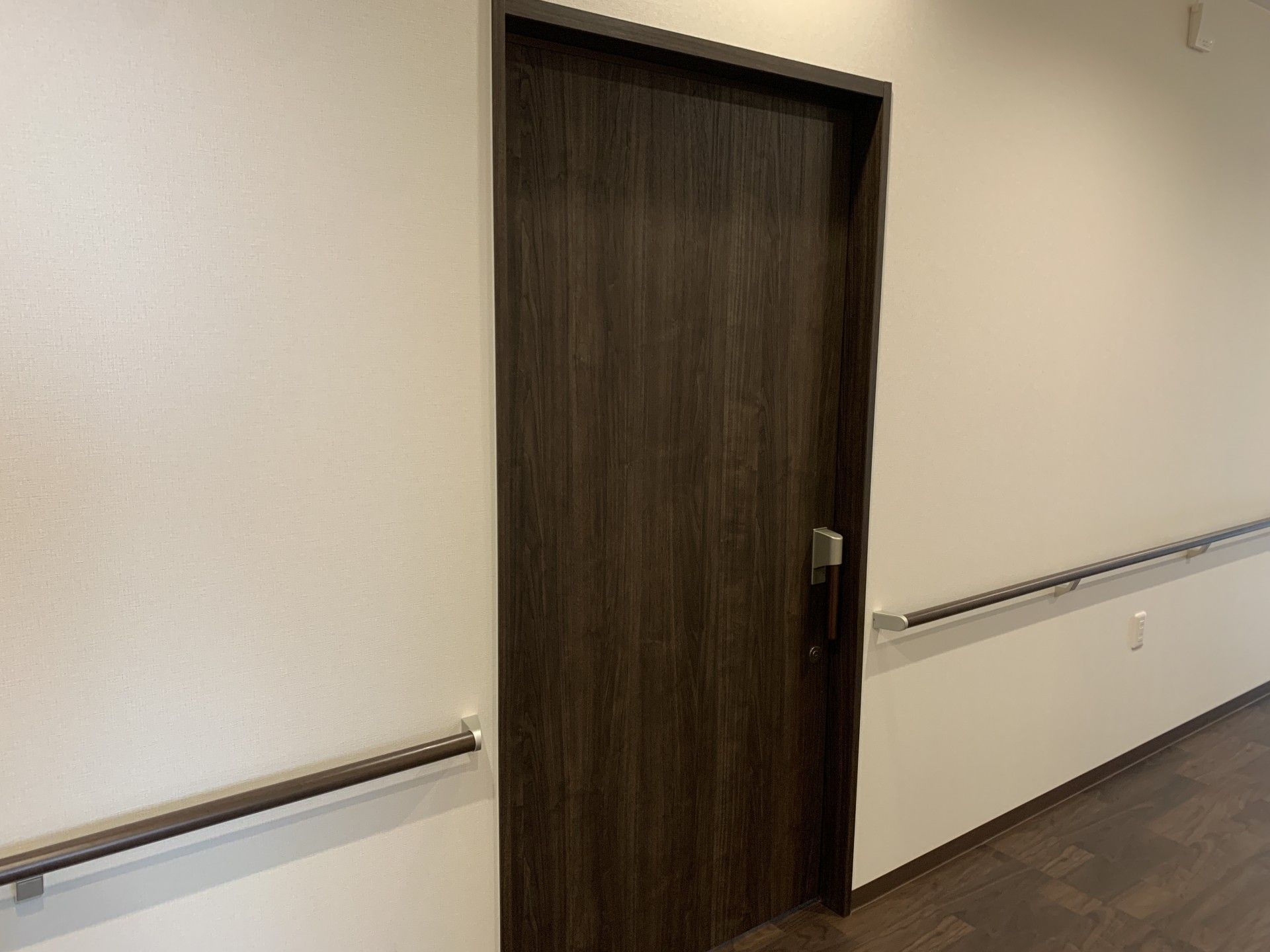 手すり付きの廊下の扉