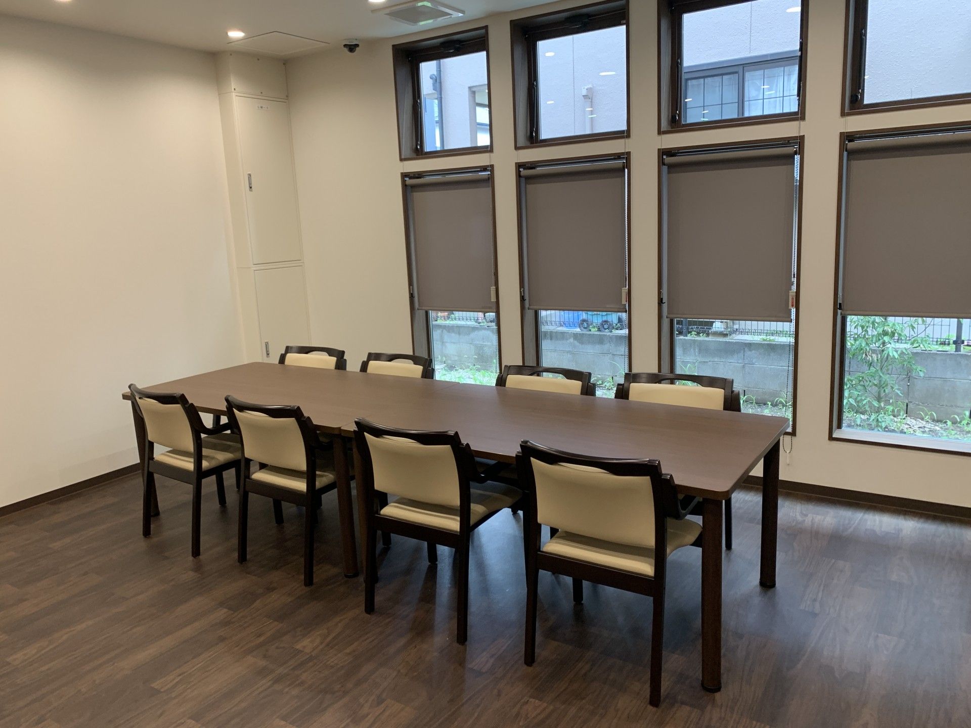 大きな窓のある会議室