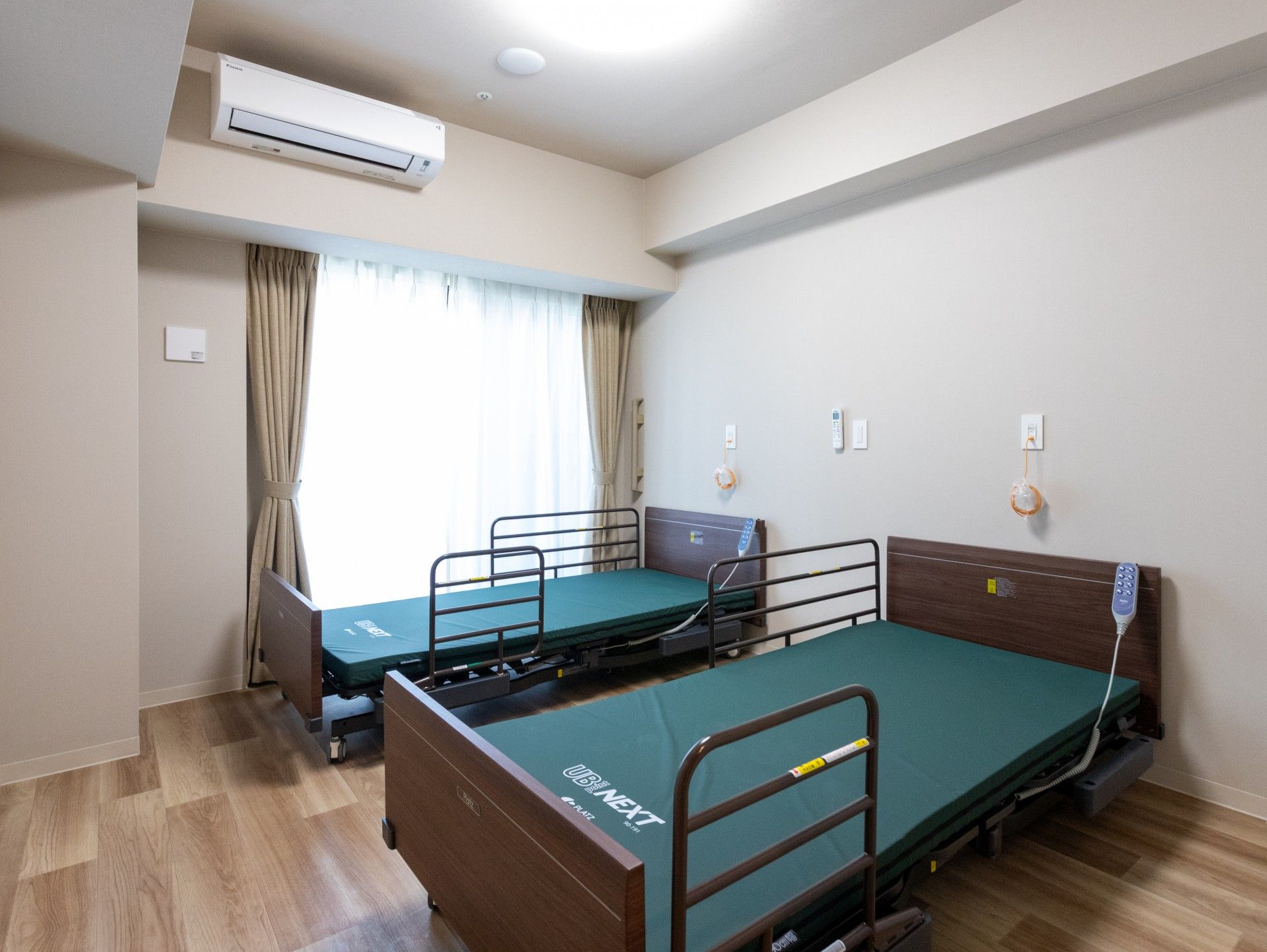 二台のベッドが並ぶ部屋