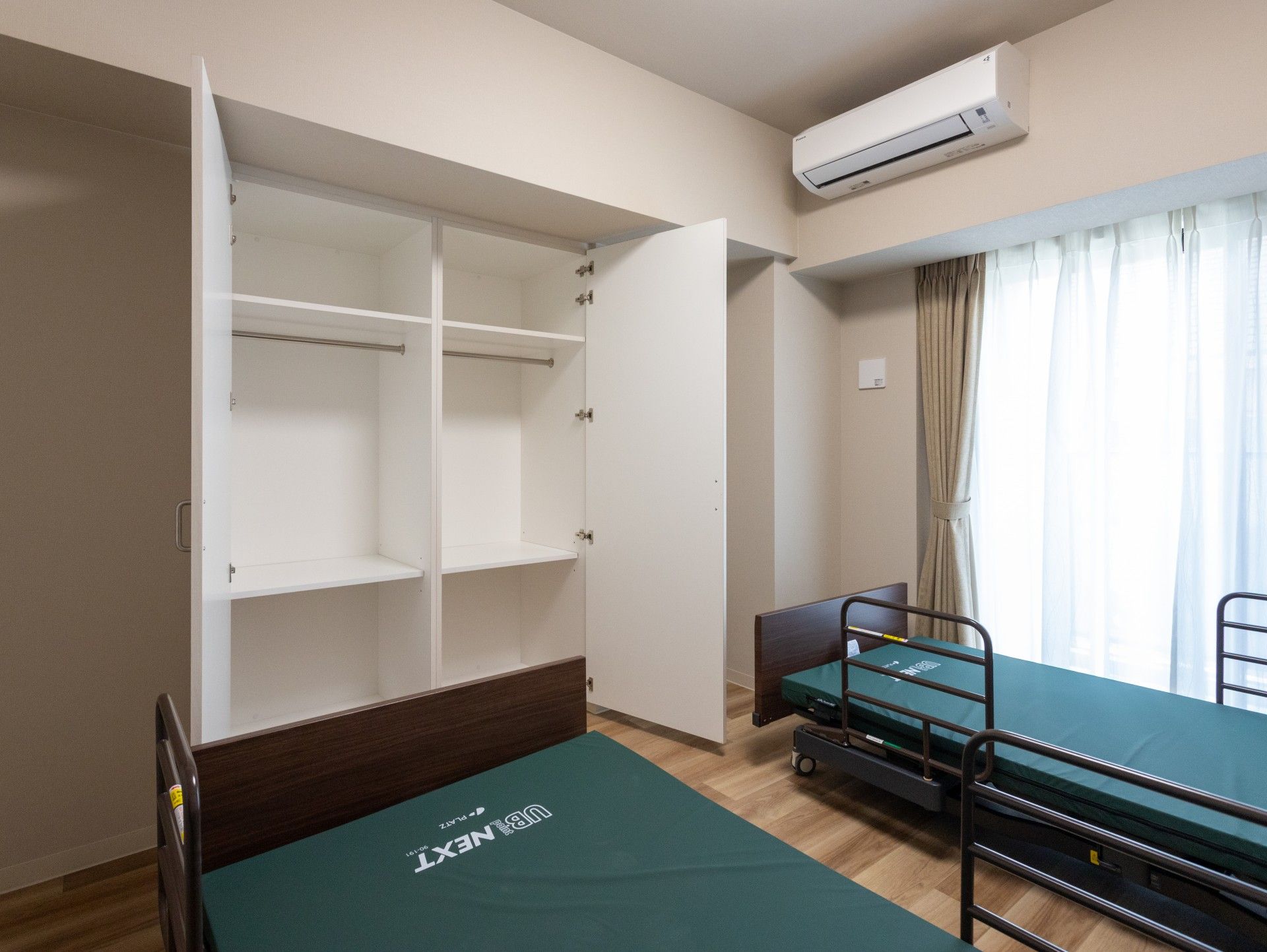 収納とベッドのある部屋