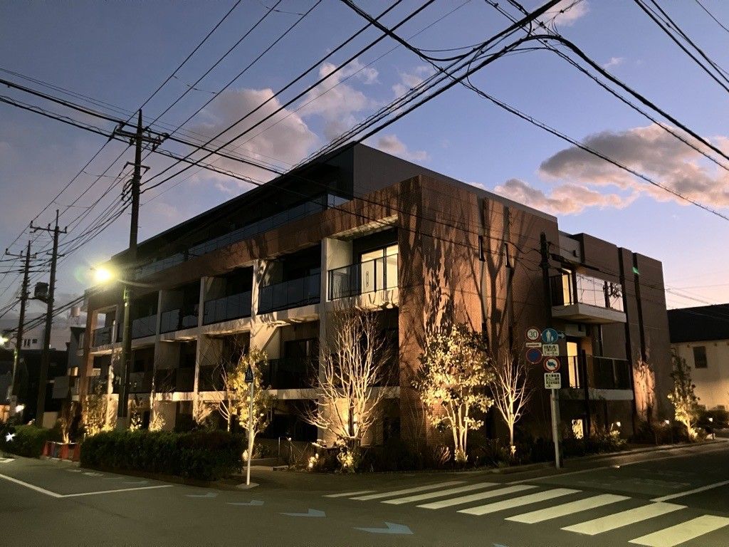夕暮れの建物外観