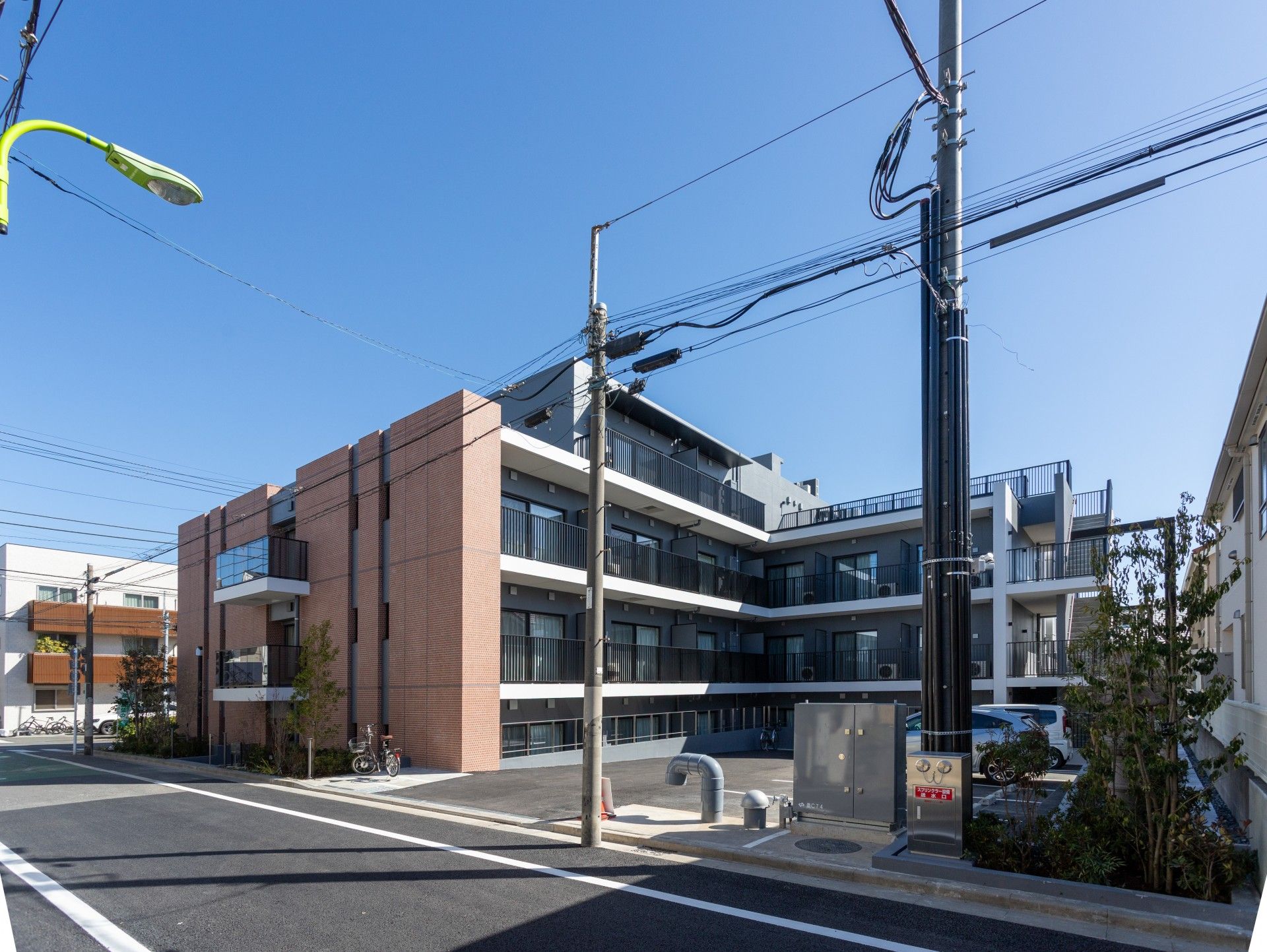落ち着いた外観の建物