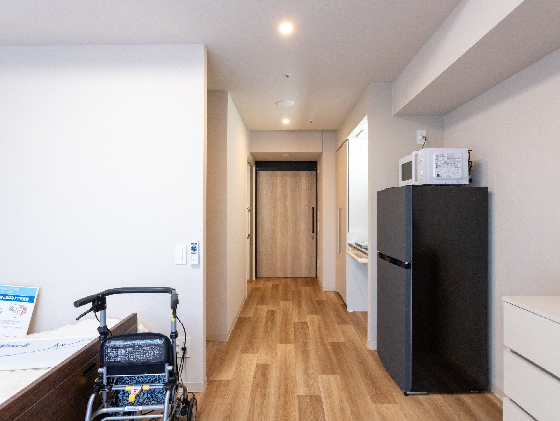 車椅子と家電のある部屋
