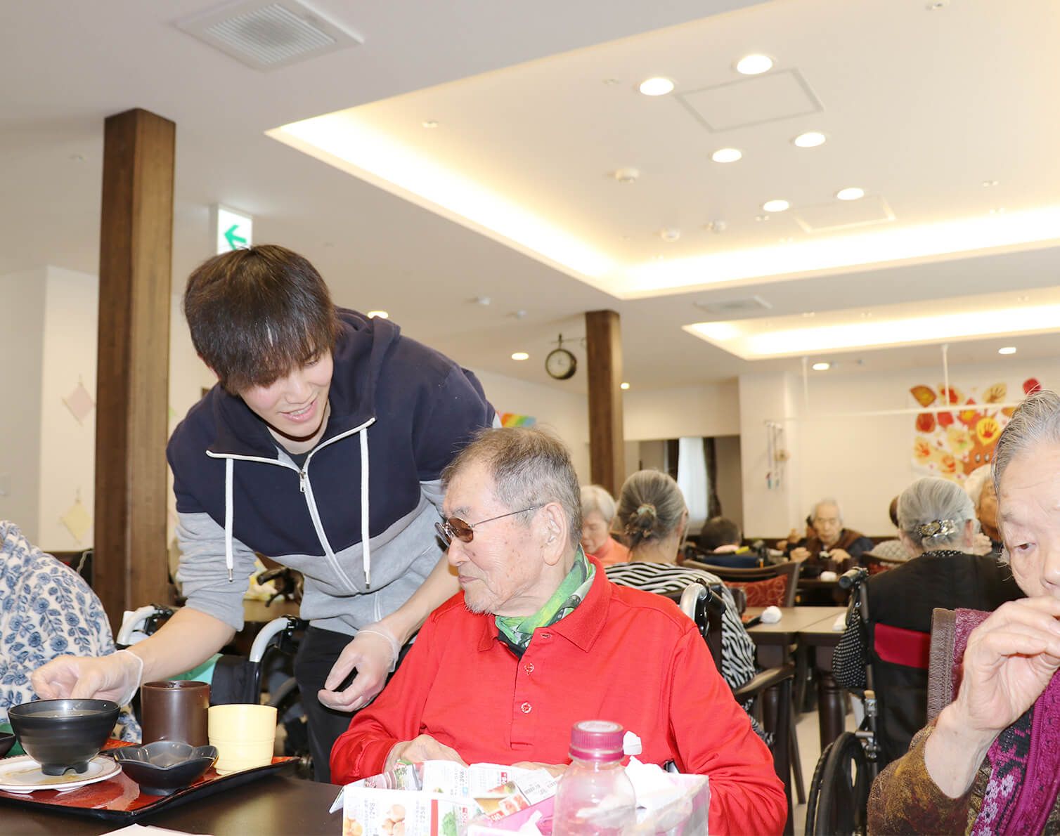 食事を楽しむ皆さん