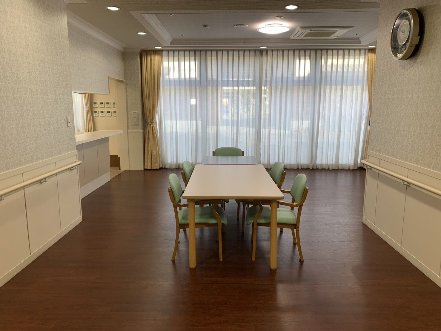 明るい部屋のテーブル