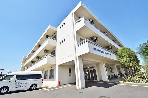 明るい外観の建物