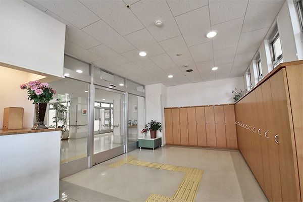 明るく清潔なエントランスホール