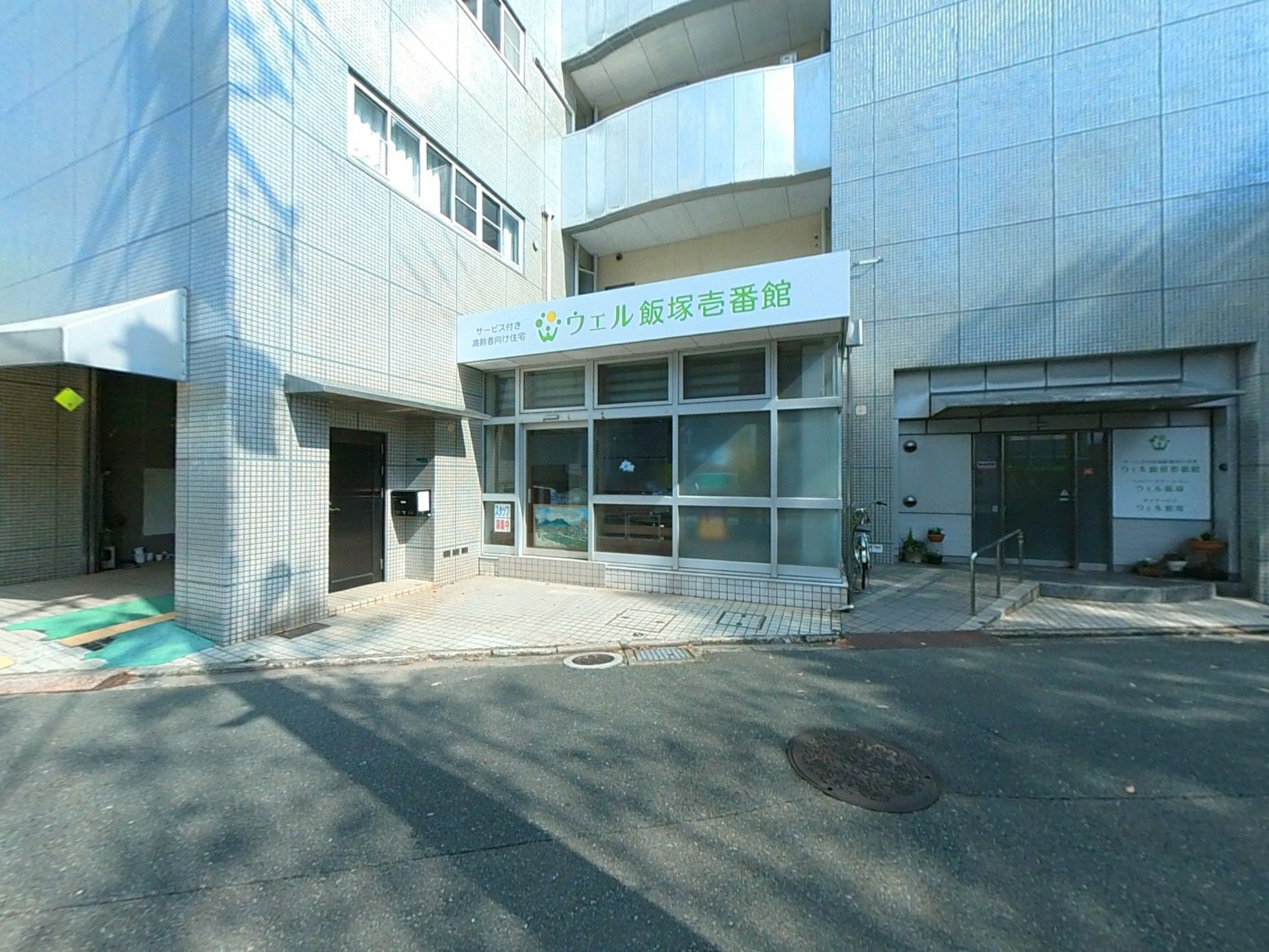 明るい入口の施設外観