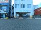 ゆったりとした入口の建物