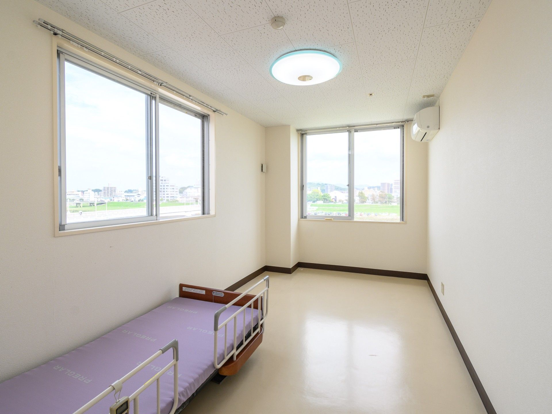 明るい個室の一角