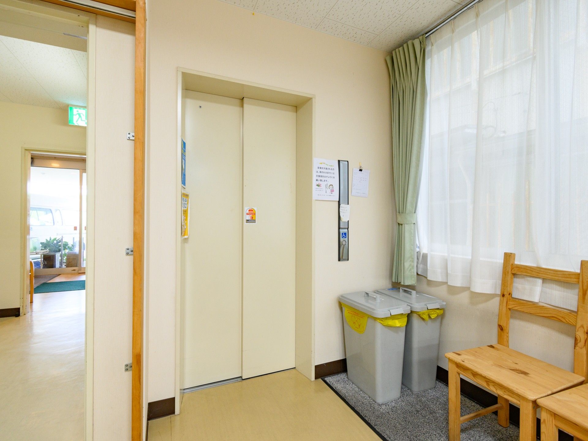 明るい廊下のエレベーター前