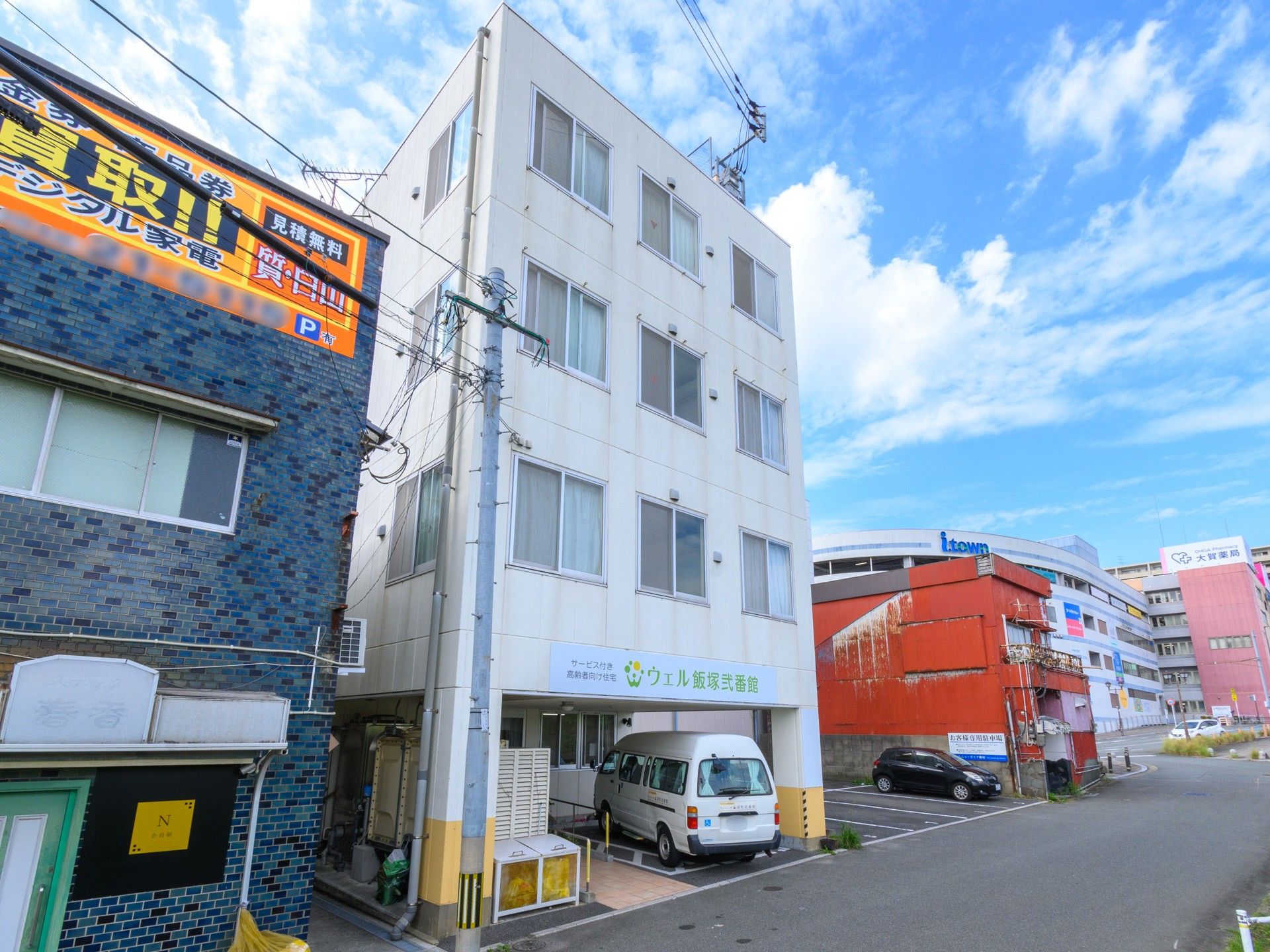 ゆったりとした外観の建物