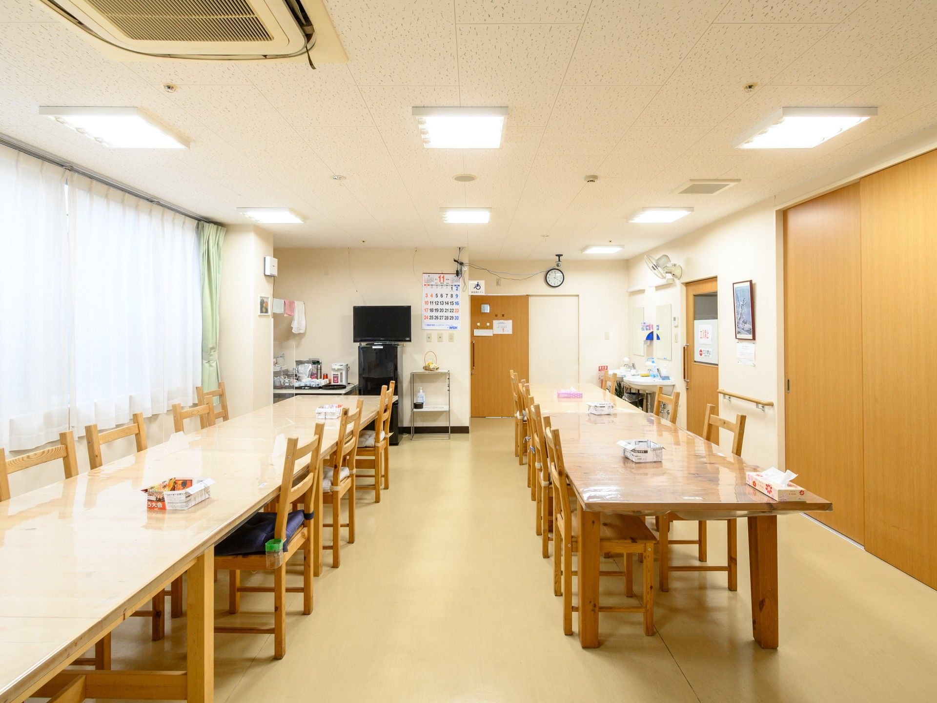 明るい食事スペース