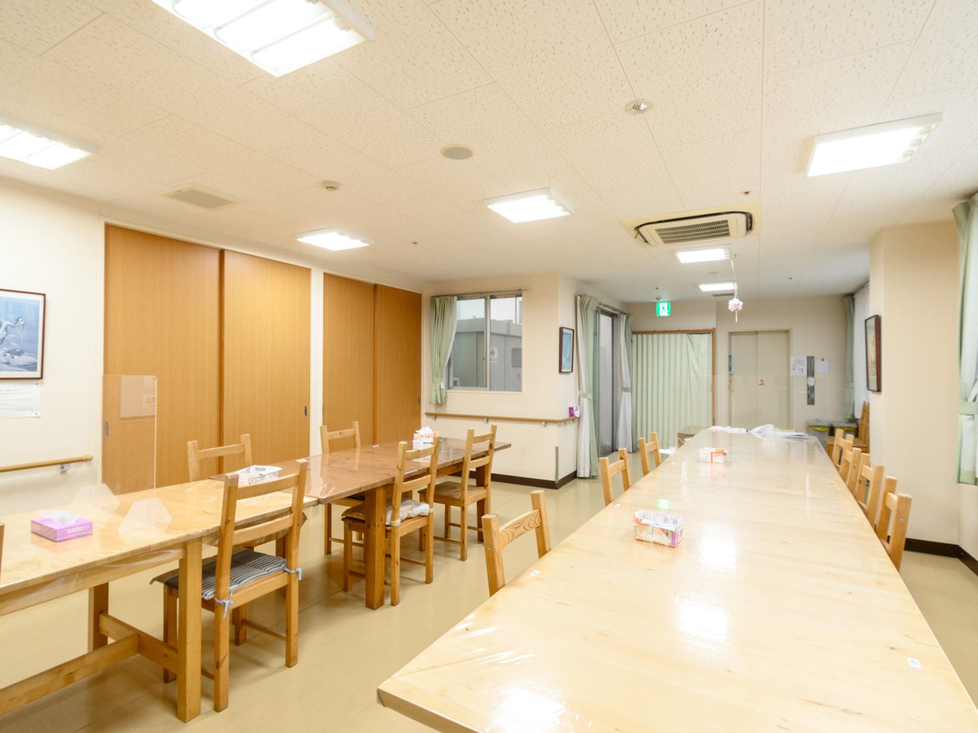 車いすに座っている男性と寄り添う介護スタッフ