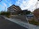 広々とした駐車場のある建物外観