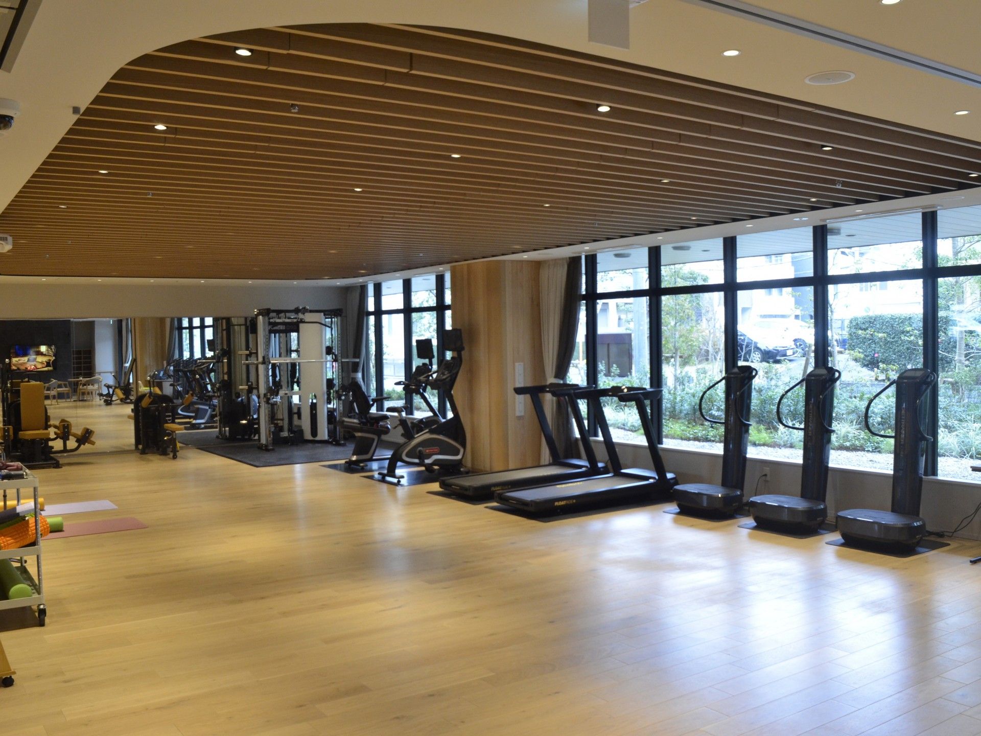 運動器具が並ぶ広い部屋