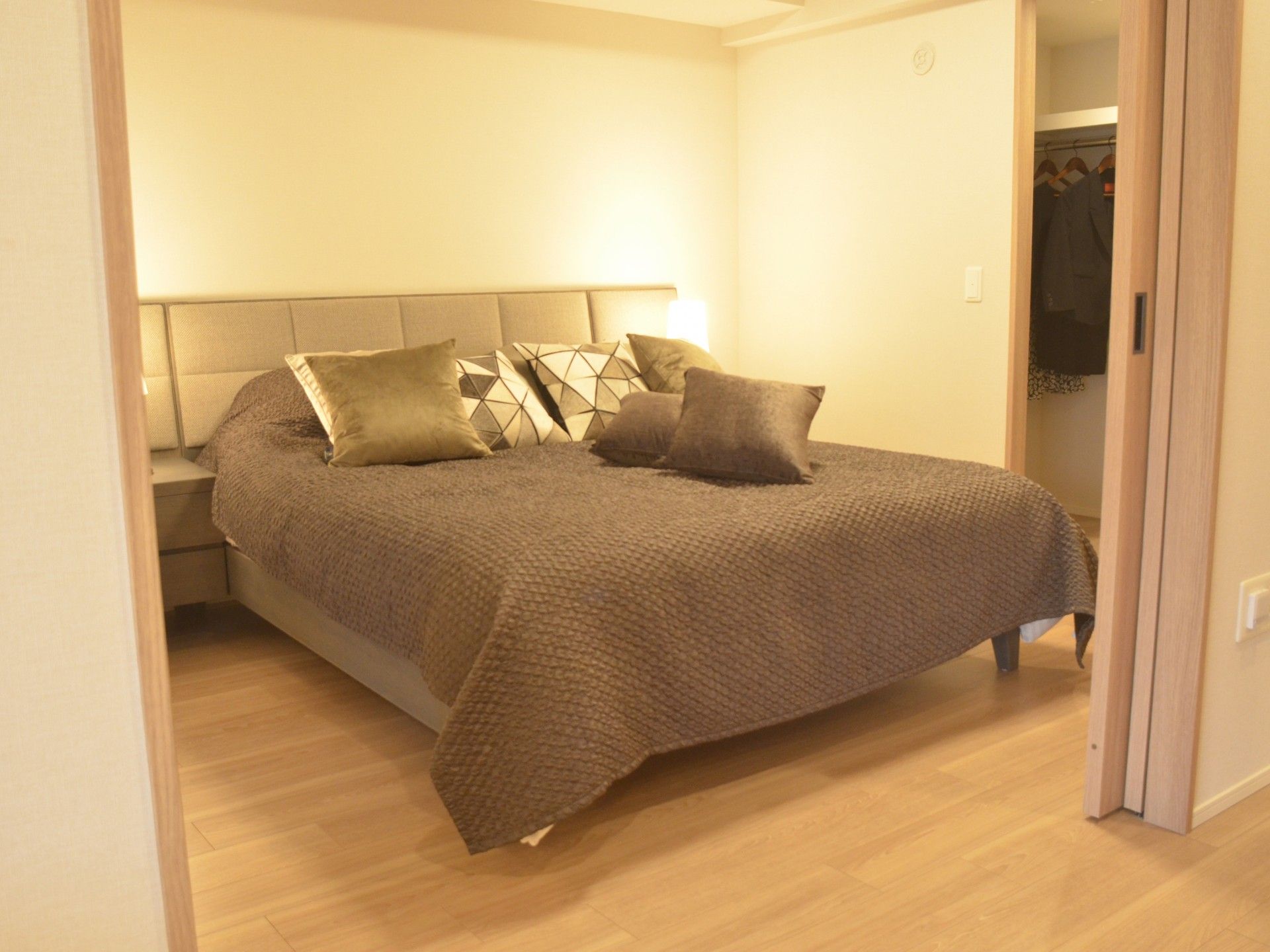 落ち着いた雰囲気の寝室