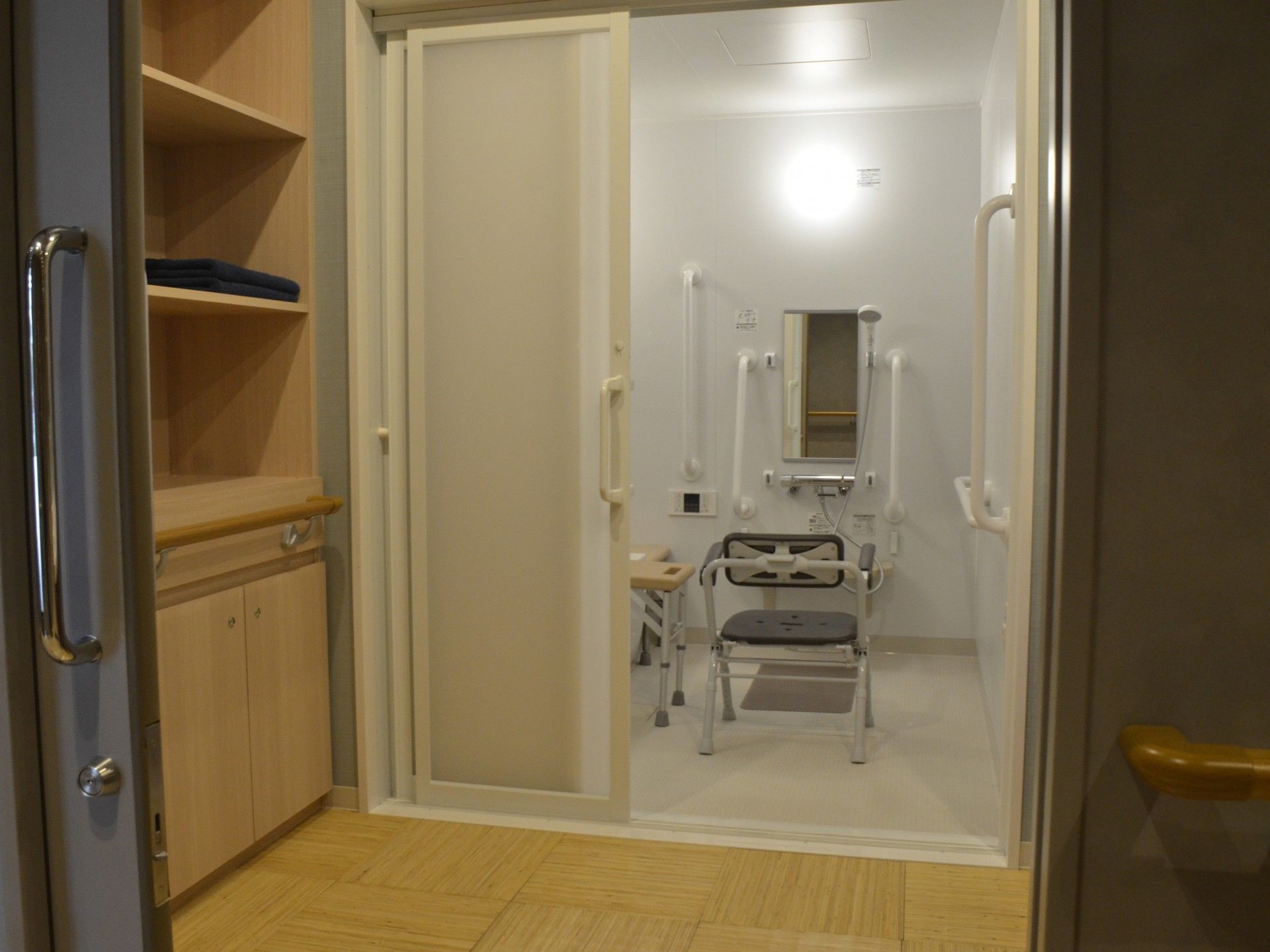 手すり付きの安全な浴室