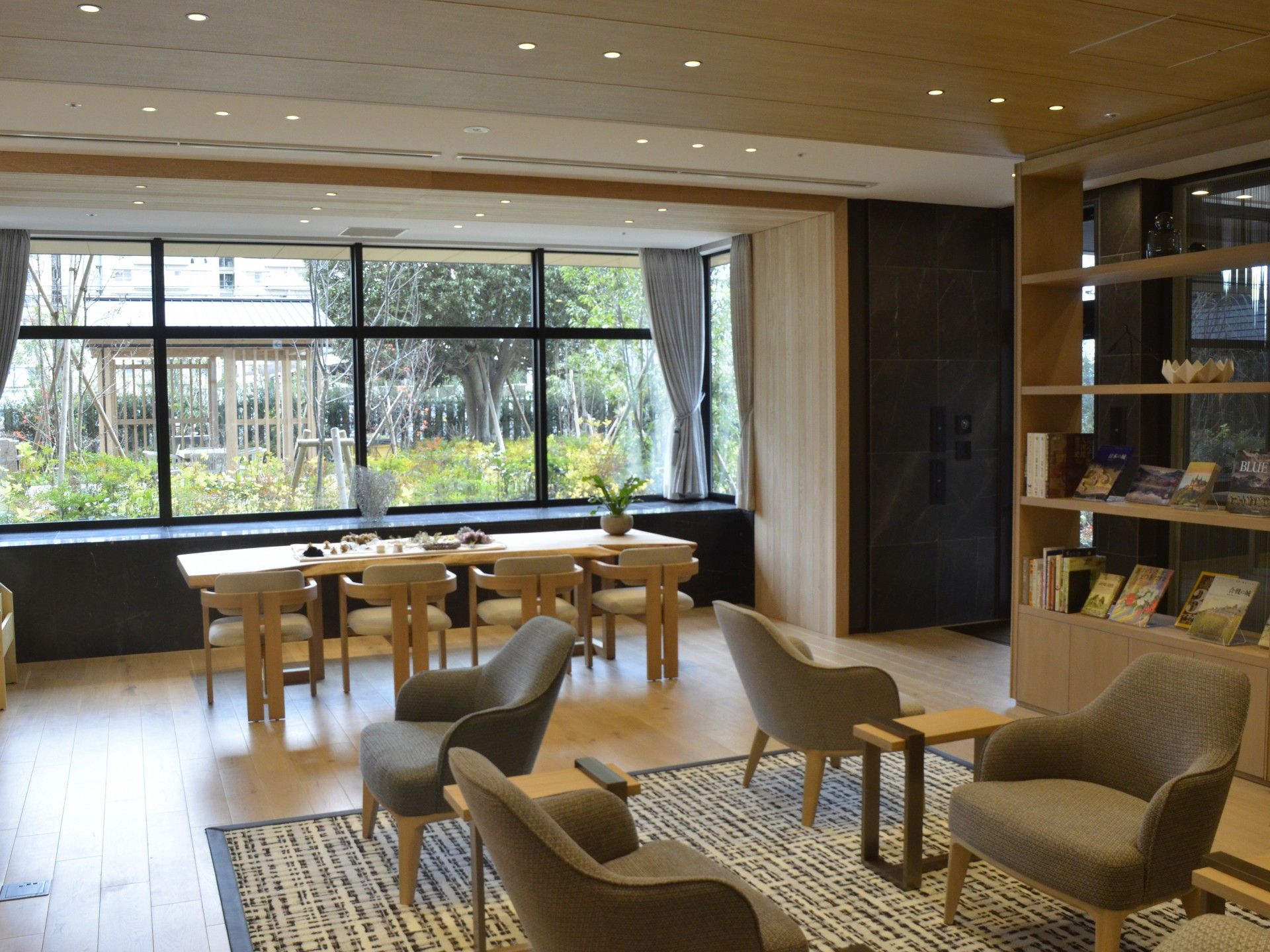 庭を望むくつろぎの空間