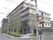 緑豊かな建物の外観