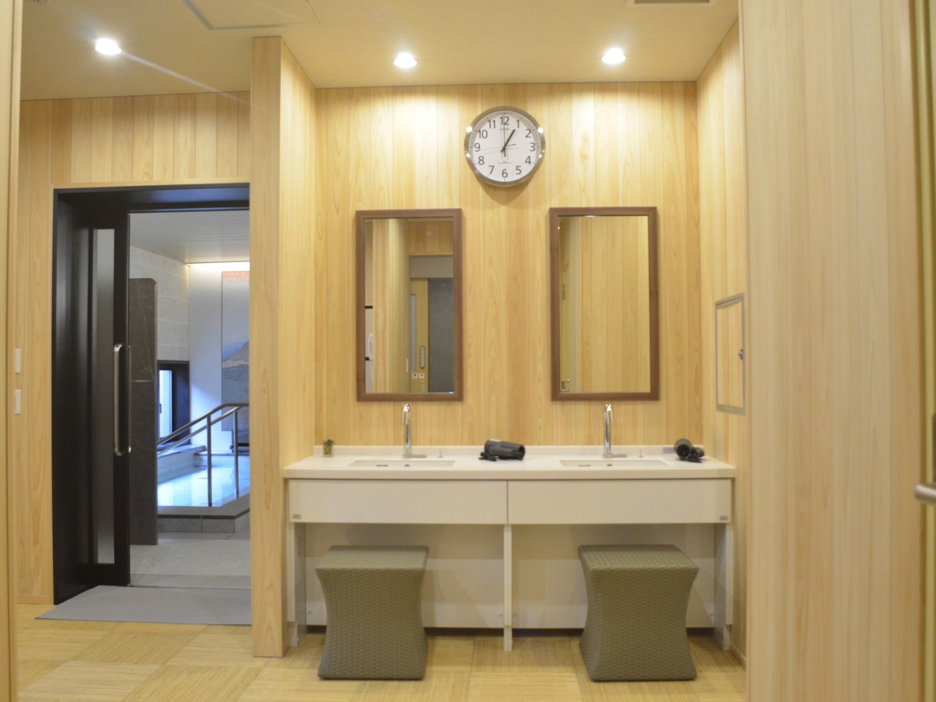 洗面台と時計のある空間