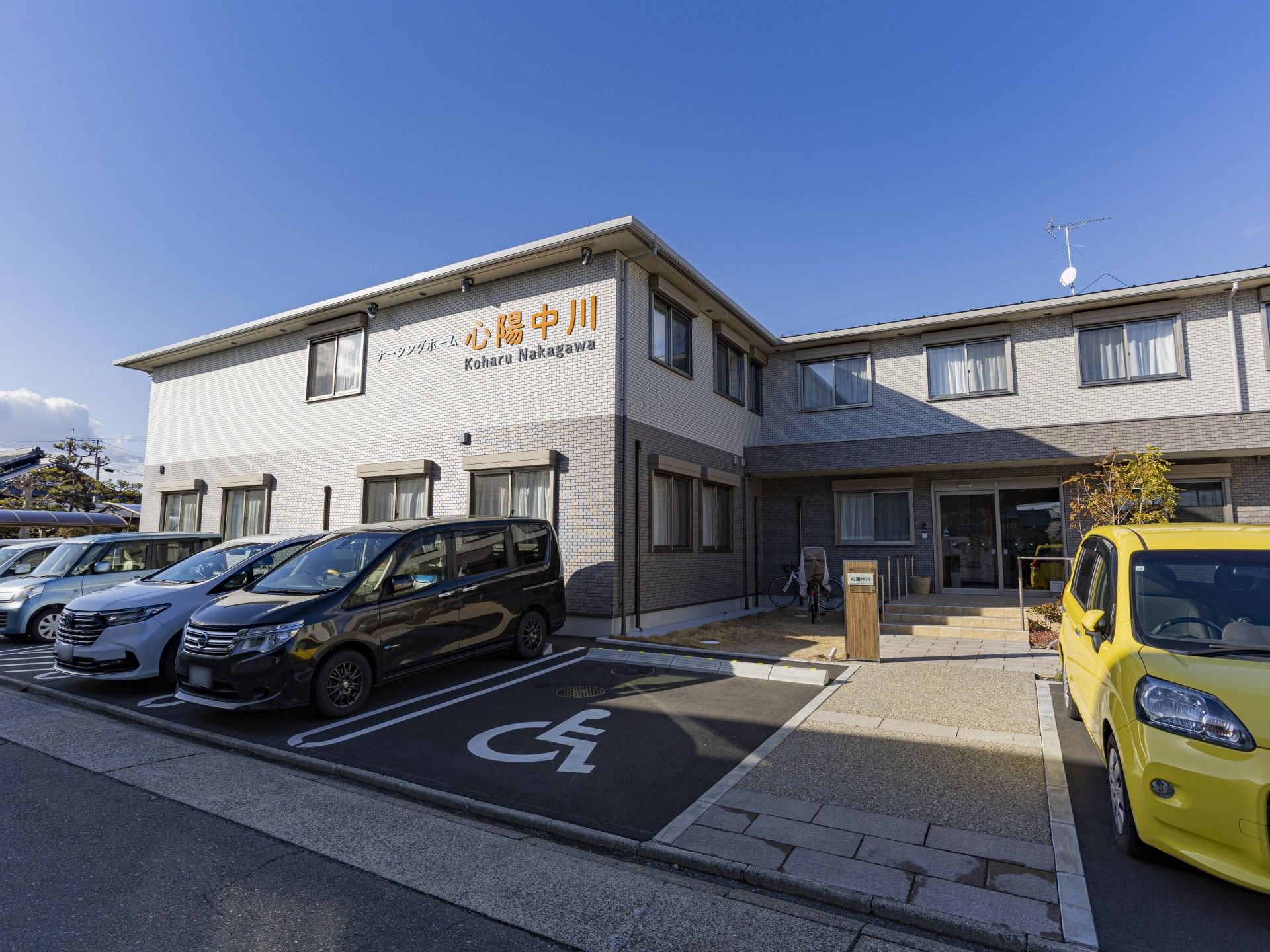 駐車場と建物の外観