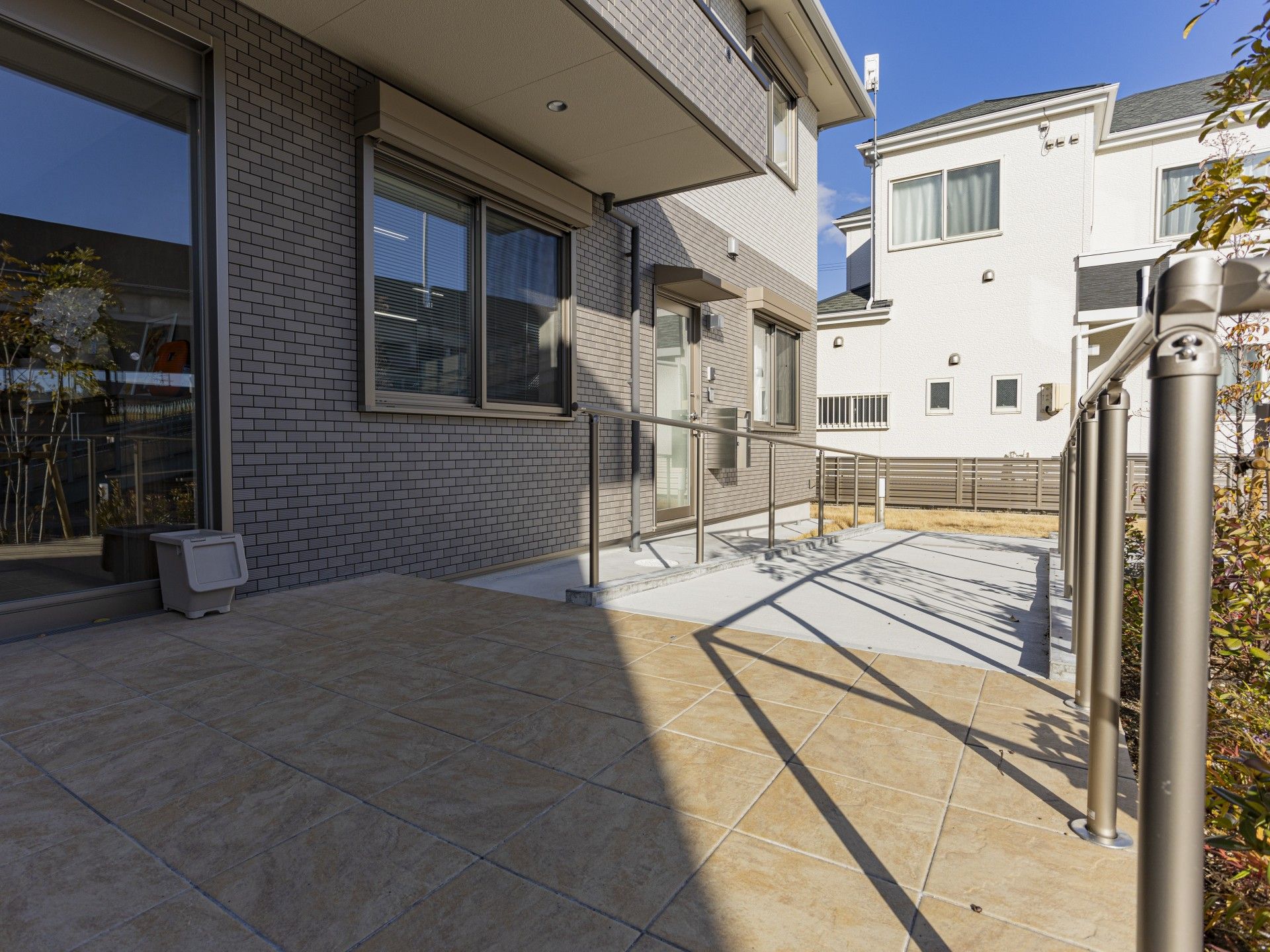 日差しの入る玄関前