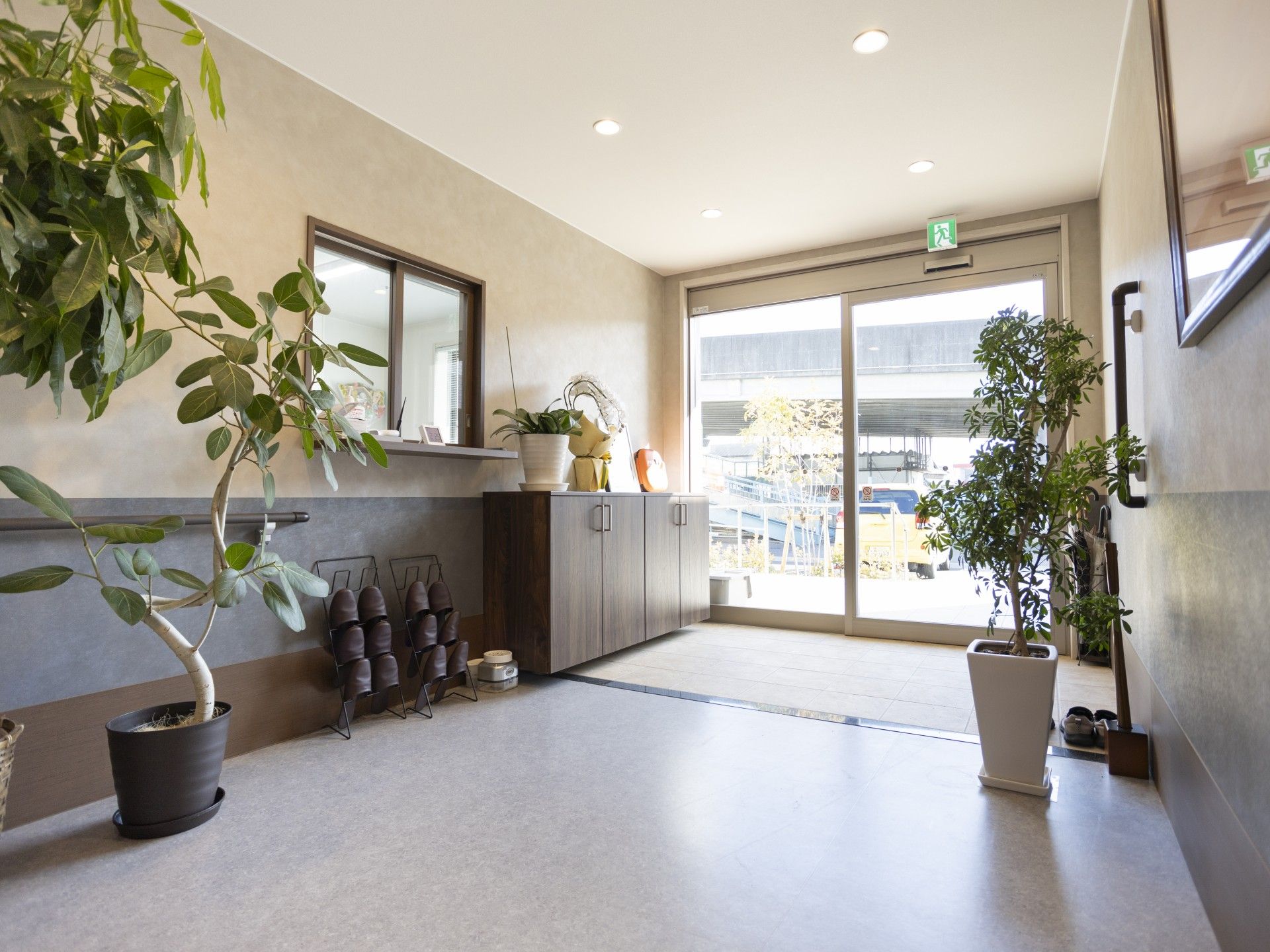 緑が映えるエントランス