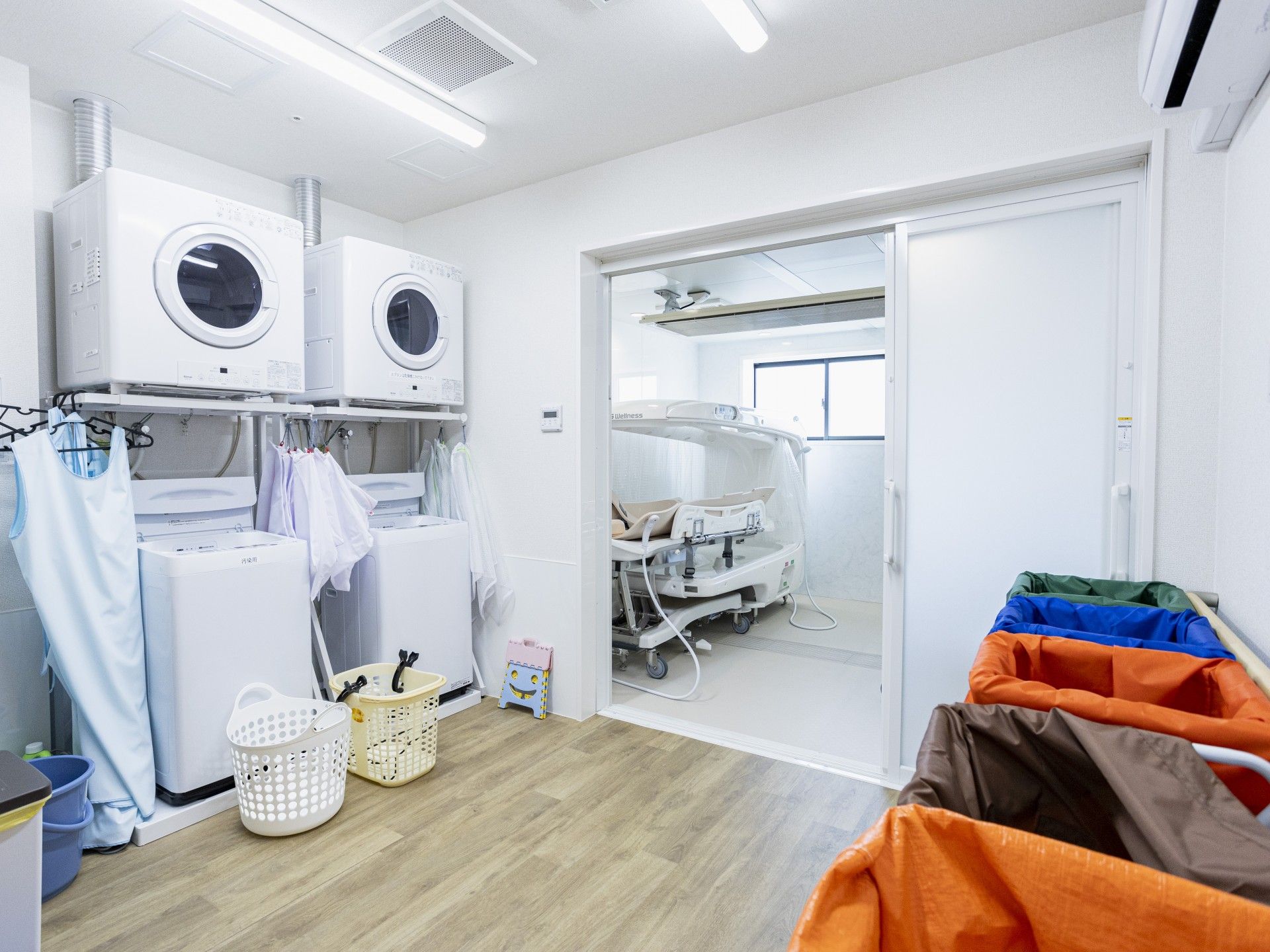 洗濯機と浴室のある部屋